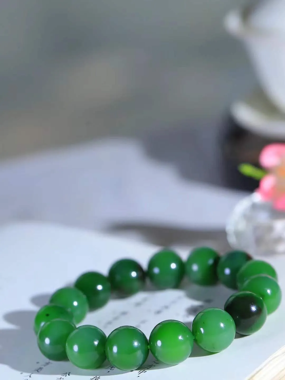 【珠圆玉润.手串】

精品和田玉碧玉珠圆玉润手串 玉质温润细腻  整串打磨圆润，佩戴舒适。珠珠落玉盘，间关莺语花底滑，一生美好时光，无论身在何处，都有它相伴相守。事事顺遂，幸福美满，吉祥如意。重67克 尺寸取一14.1mm  FDA-221252033