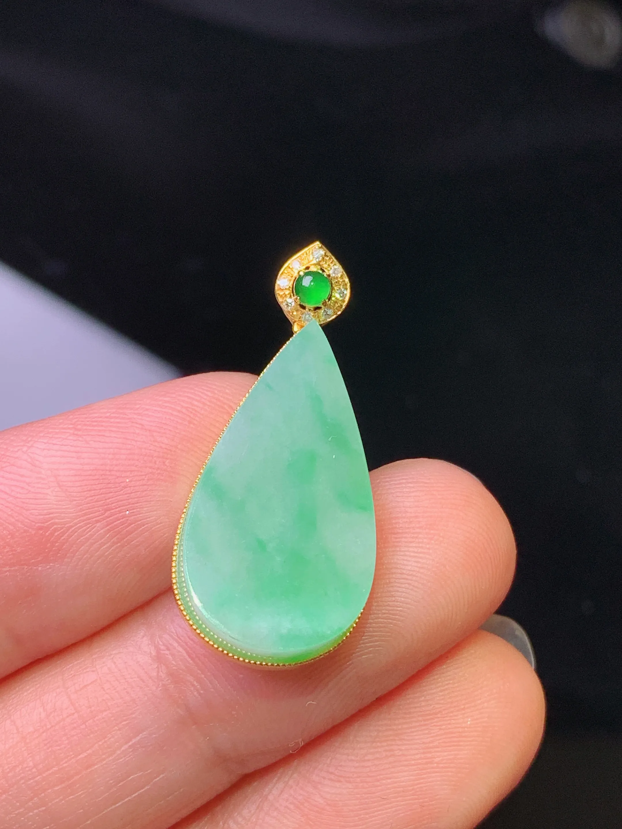 18k金钻镶嵌飘绿水滴吊坠 玉质细腻 色泽清新艳丽 整体尺寸28.5*12.6*4