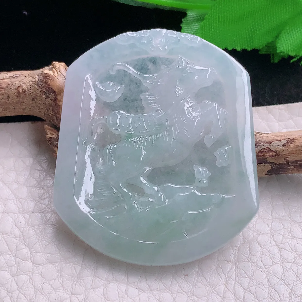 kh实拍48.5*42*5.6天然翡翠a货生肖马吊坠冰透精雕马上有钱玉坠