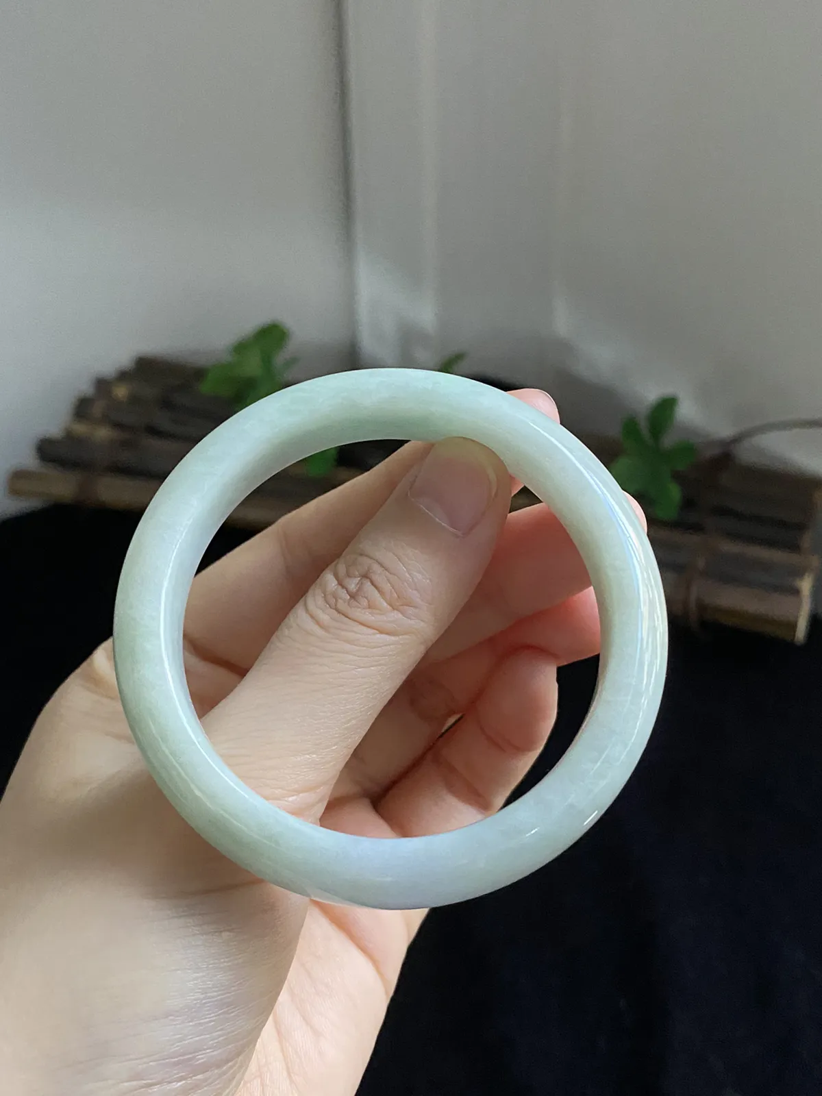 正圈52.4圈口，翡翠糯化种飘绿手镯