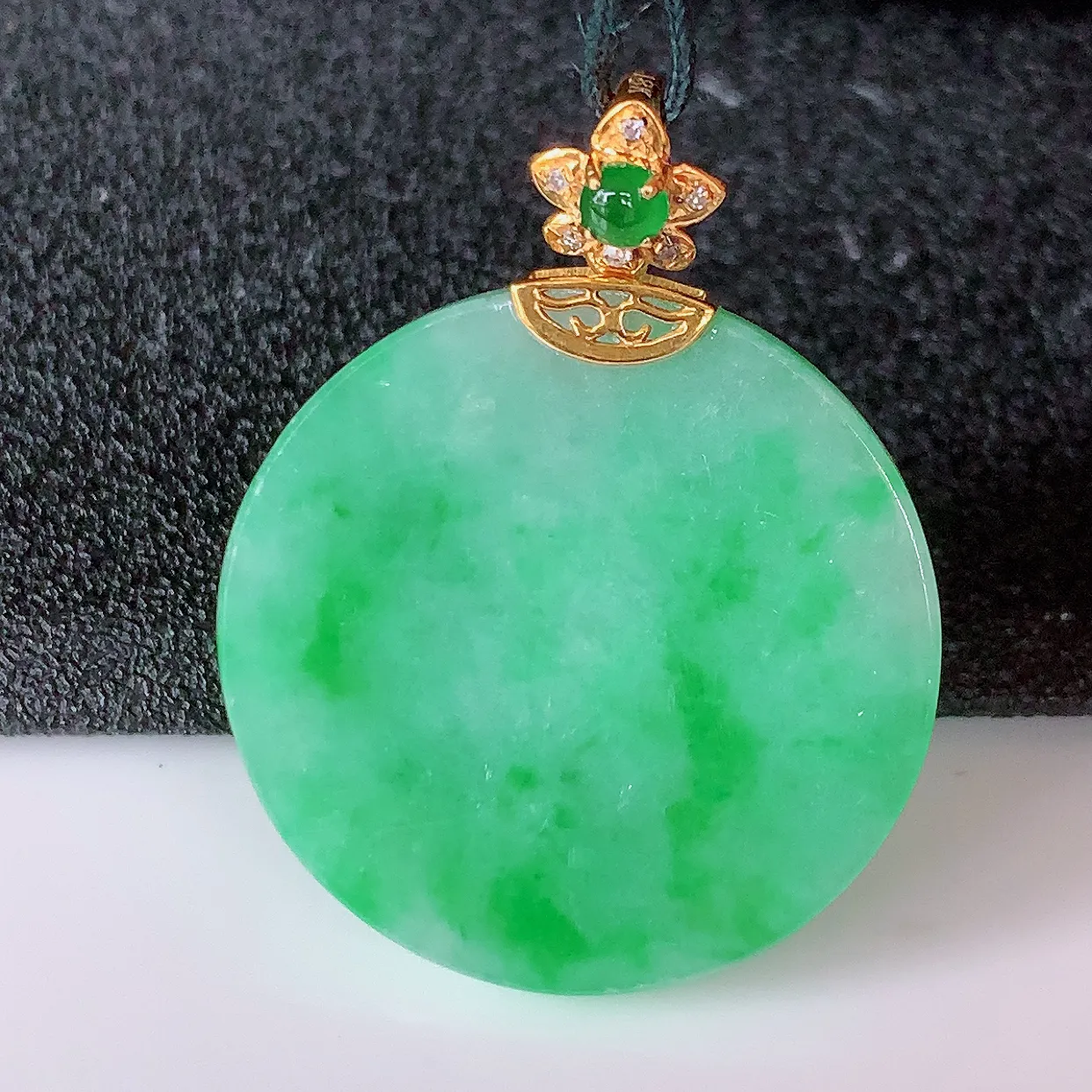 自然光实拍，18K金镶嵌水润飘绿翡翠圆平安无事牌吊坠，平平安安，无事牌翠色灵动，佩戴平安时尚！#00.20整体31.5*24.5*5.5裸石24.5*24.5