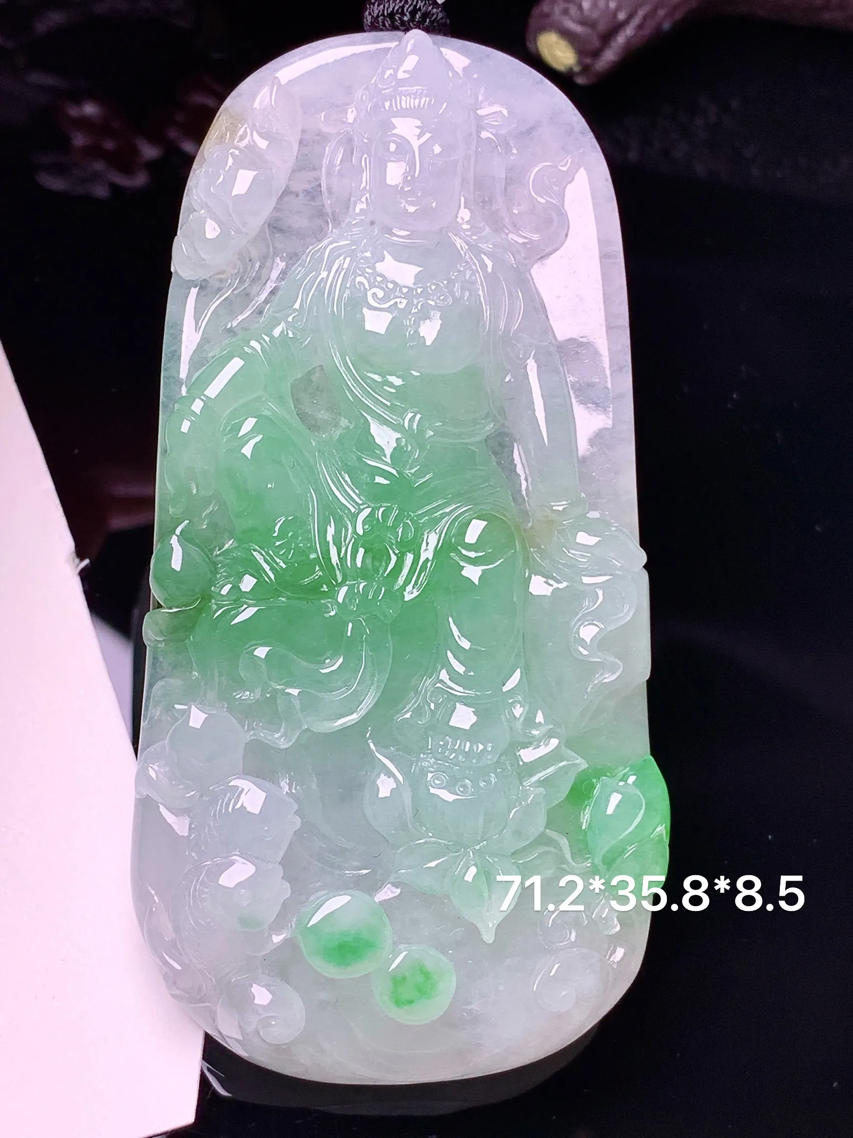 飘绿莲花观音菩萨吊坠 玉质细腻 色泽清新艳丽 整体尺寸71.2*35.8*8.5