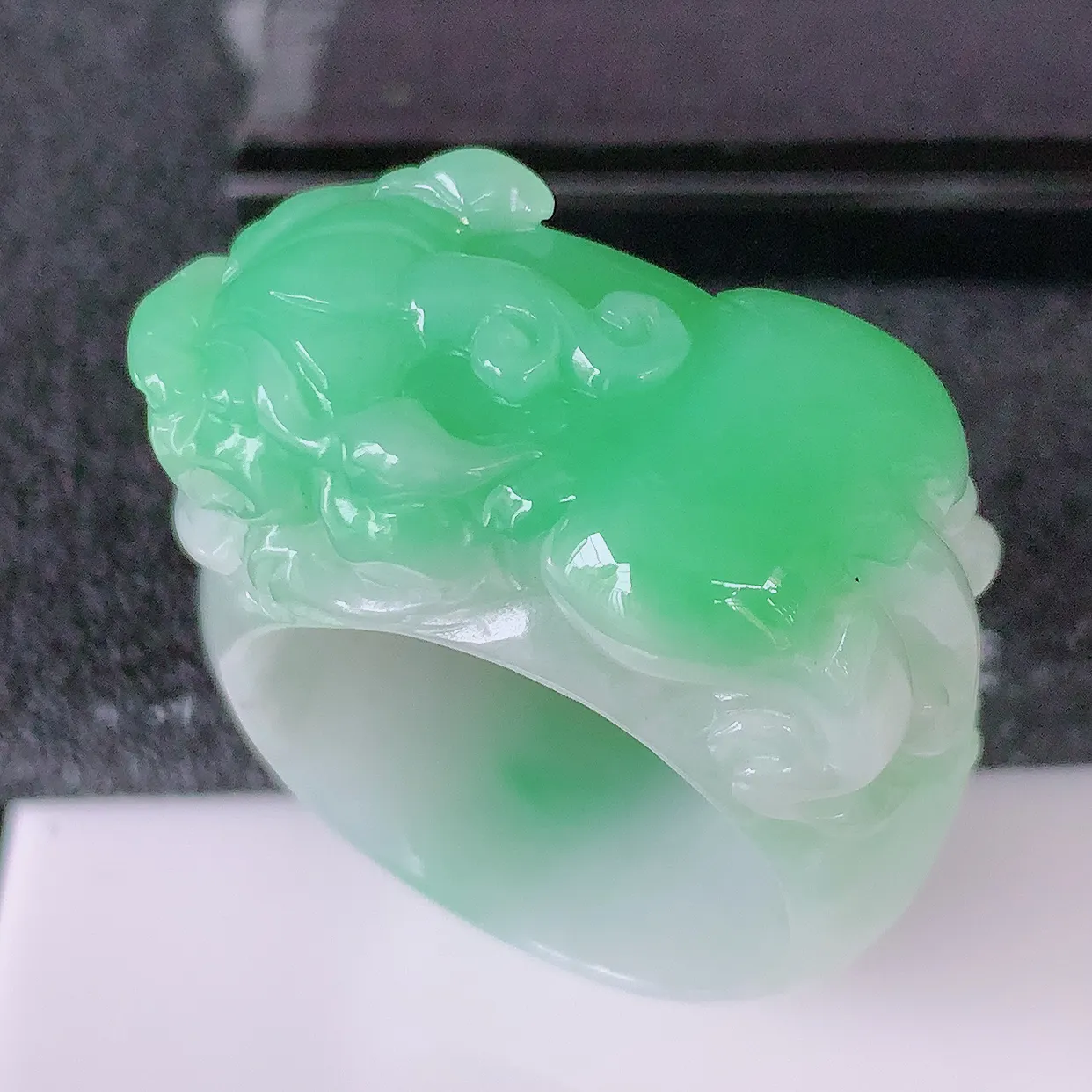 自然光实拍，貔貅扳指，20mm内径飘绿翡翠扳指，冰润指环，玉扳指，戒指，财源滚滚，玉质细腻起胶，23圈口，种水好！#1.20尺寸20-32.5*13.8*8.2