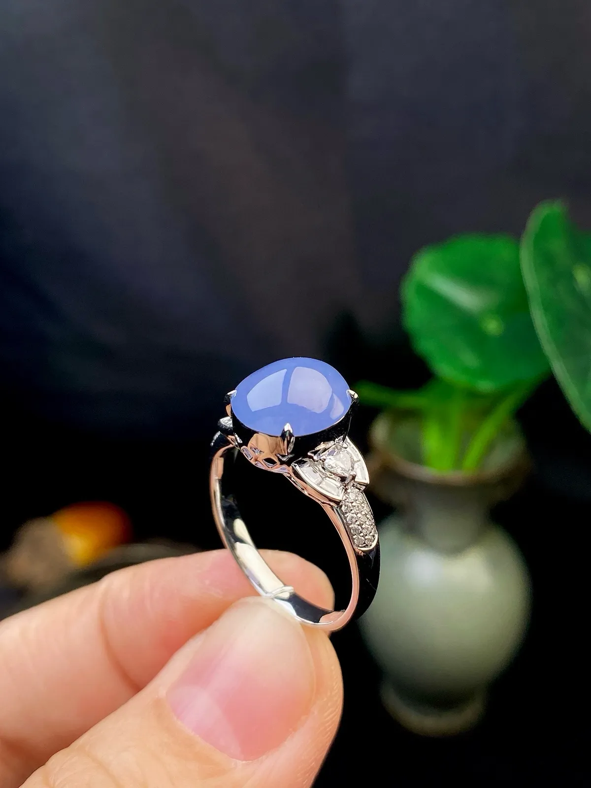 【冰种紫蛋面戒指】质地细腻，饱满度很好，晶莹剔透，18k金钻镶嵌，裸石尺寸10.1*9.2*3.8毫