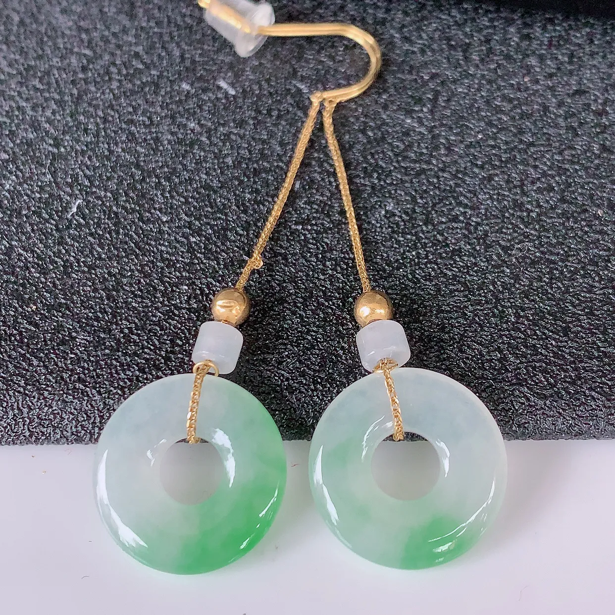 18k金镶嵌冰种飘绿翡翠平安扣耳坠，沁人心脾，耳坠佩戴效果大气出众，尽显气质。种水好，胶感足，颜相当漂亮，高性价比，值得入手品鉴！#41.20整体49裸石13.8*2.6