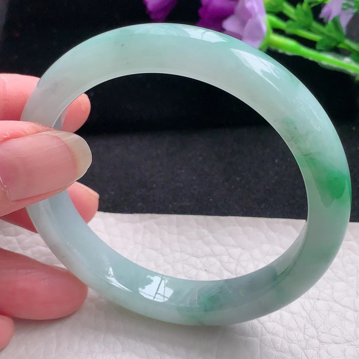 xx自然光56.5*11*8平安镯 翡翠A货飘绿宽边玉手镯玉手环