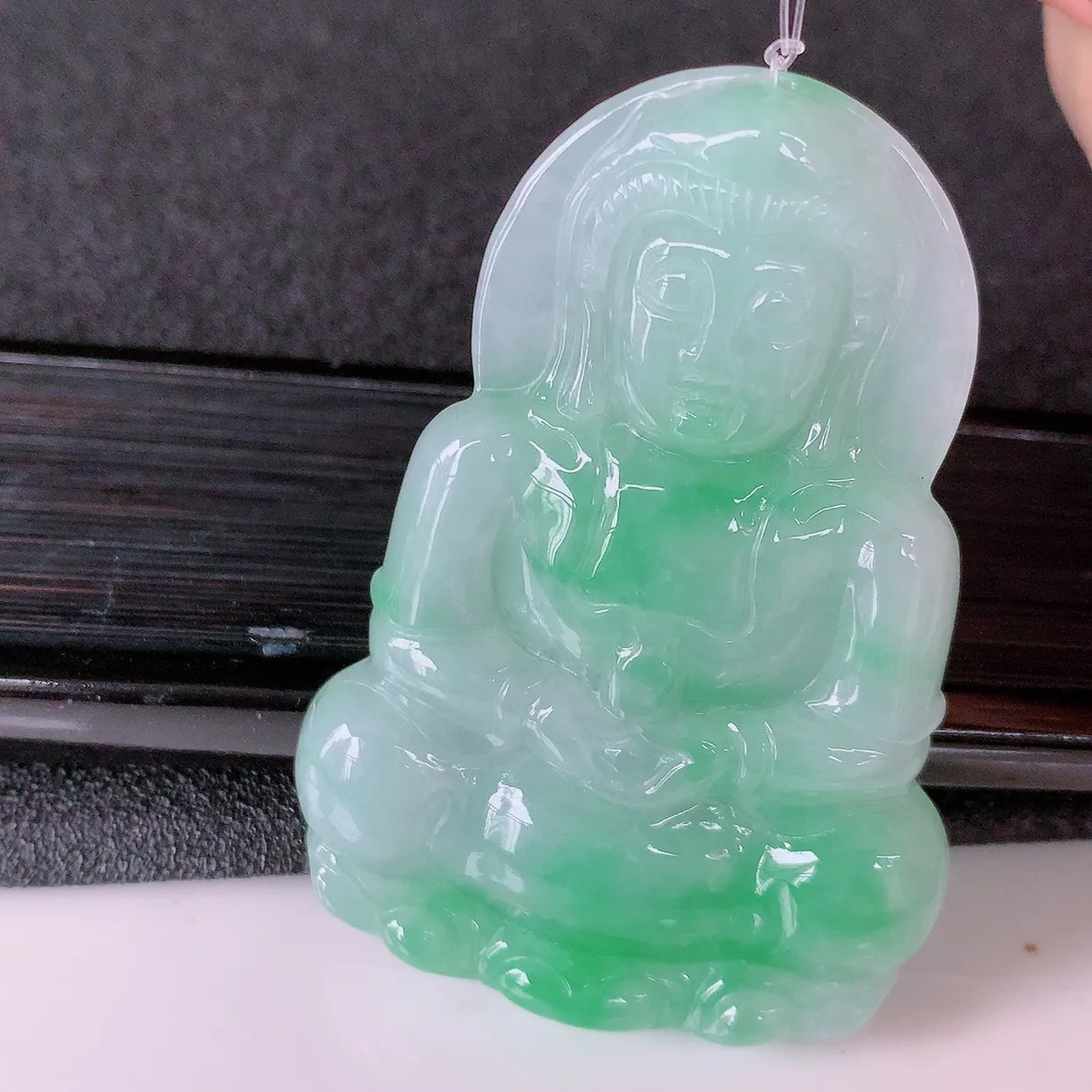 自然光实拍，冰润飘绿翡翠观音菩萨吊坠，赐福翡翠观音，翠绿迷人，观音面相端庄，佩戴时尚出众！#49.20