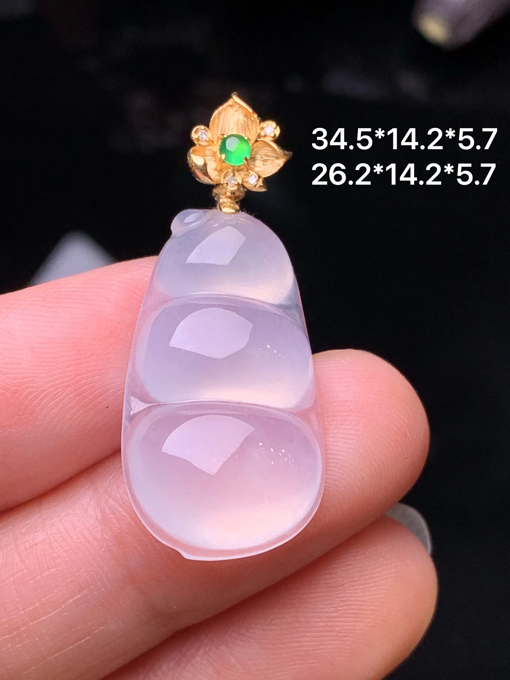 18k金钻镶嵌冰种四季豆吊坠 玉质细腻 色泽清新艳丽 整体尺寸34.5*14.2*5.7