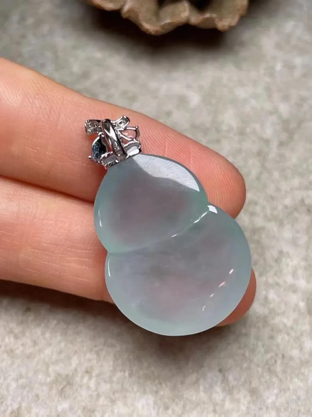 冰种葫芦吊坠、真金真钻镶嵌，种水好，玉质细腻 .裸石尺寸 28.5*20.6.