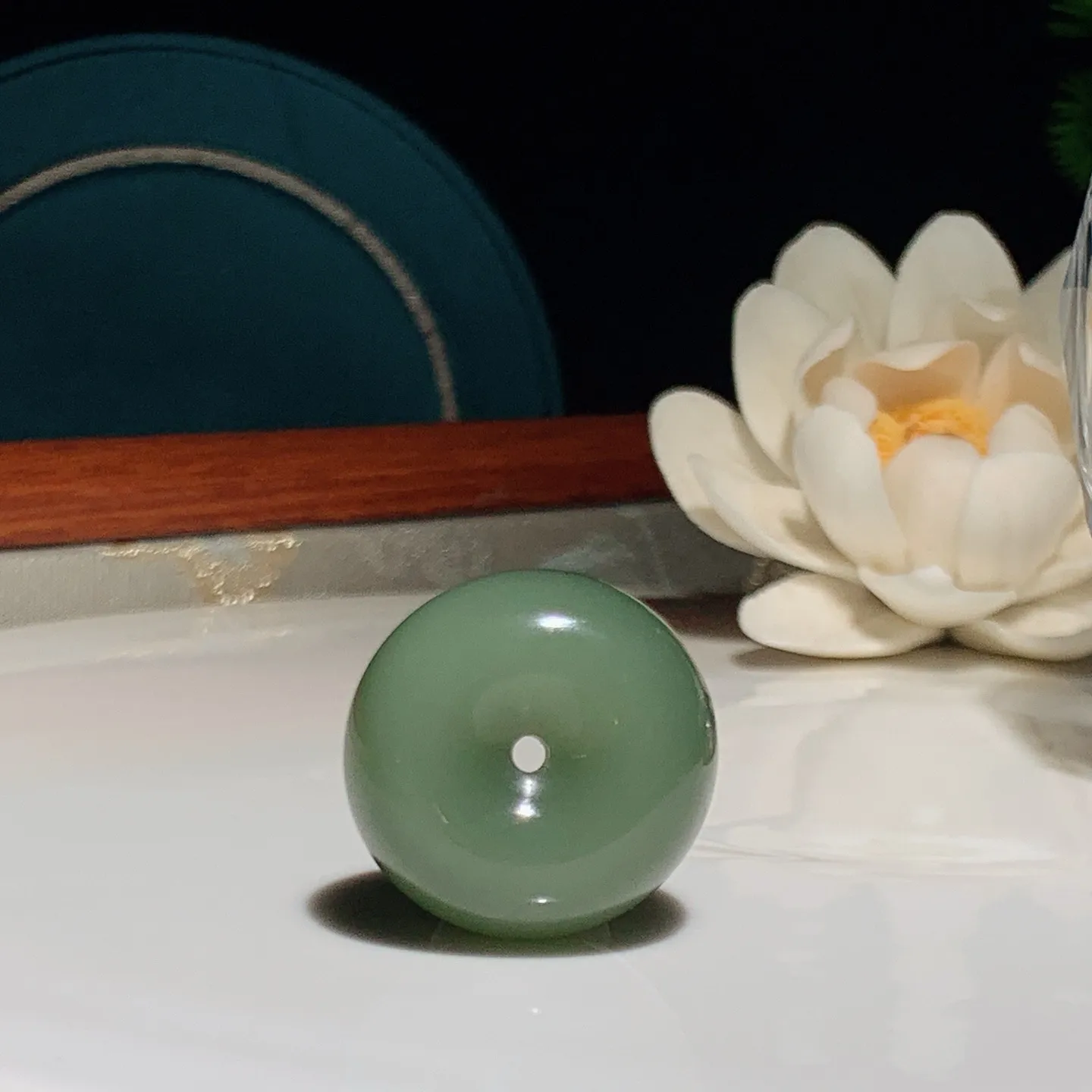 和田玉粉青俄罗斯碧玉平安扣挂件。尺寸23/14重14克。玉质细腻油润。手推出油。佩戴高端典雅。lt251220