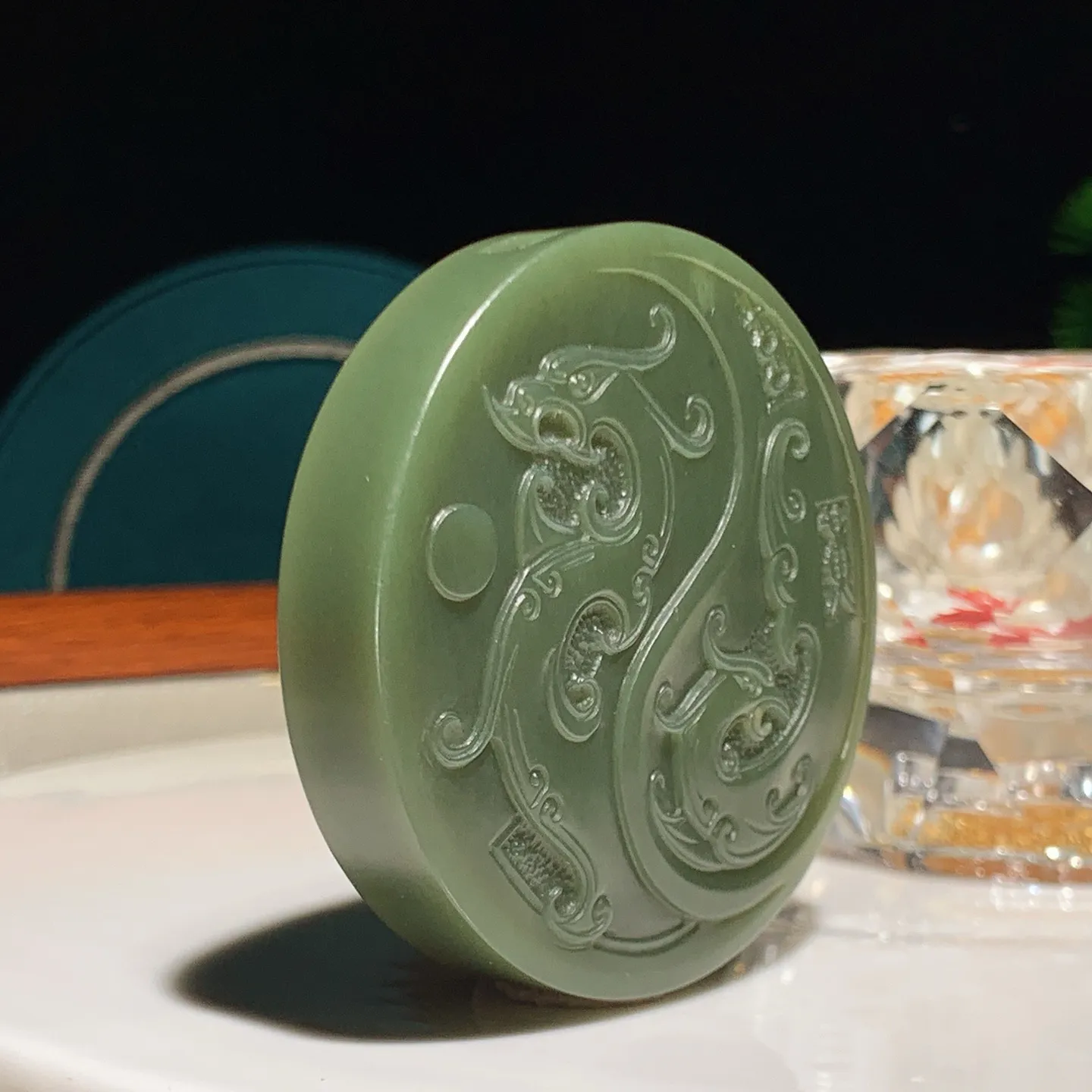 新疆和田玉若羌青黄口仿古龙凤圆牌挂件。尺寸56:14重91克。玉质细腻油润。手推出油。佩戴高端典雅。