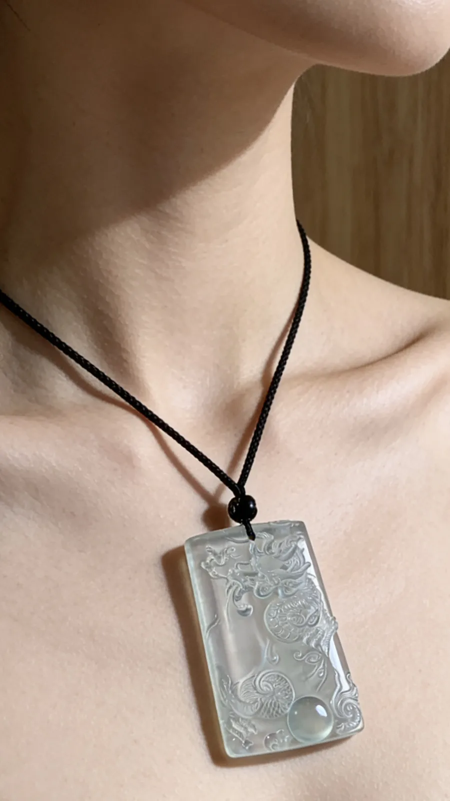 神龙护主，盛世龙腾。龙牌。
瑞禧玉雕艺术作品，
47.5-30.5-7.5mm，