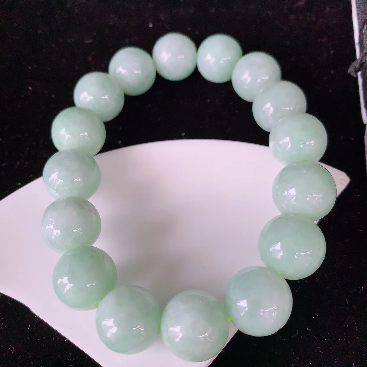 自然光实拍，大颗冰润底色翡翠手串手链，种老水足，冰清玉润  颜色漂亮  #001.1取一尺寸13.5