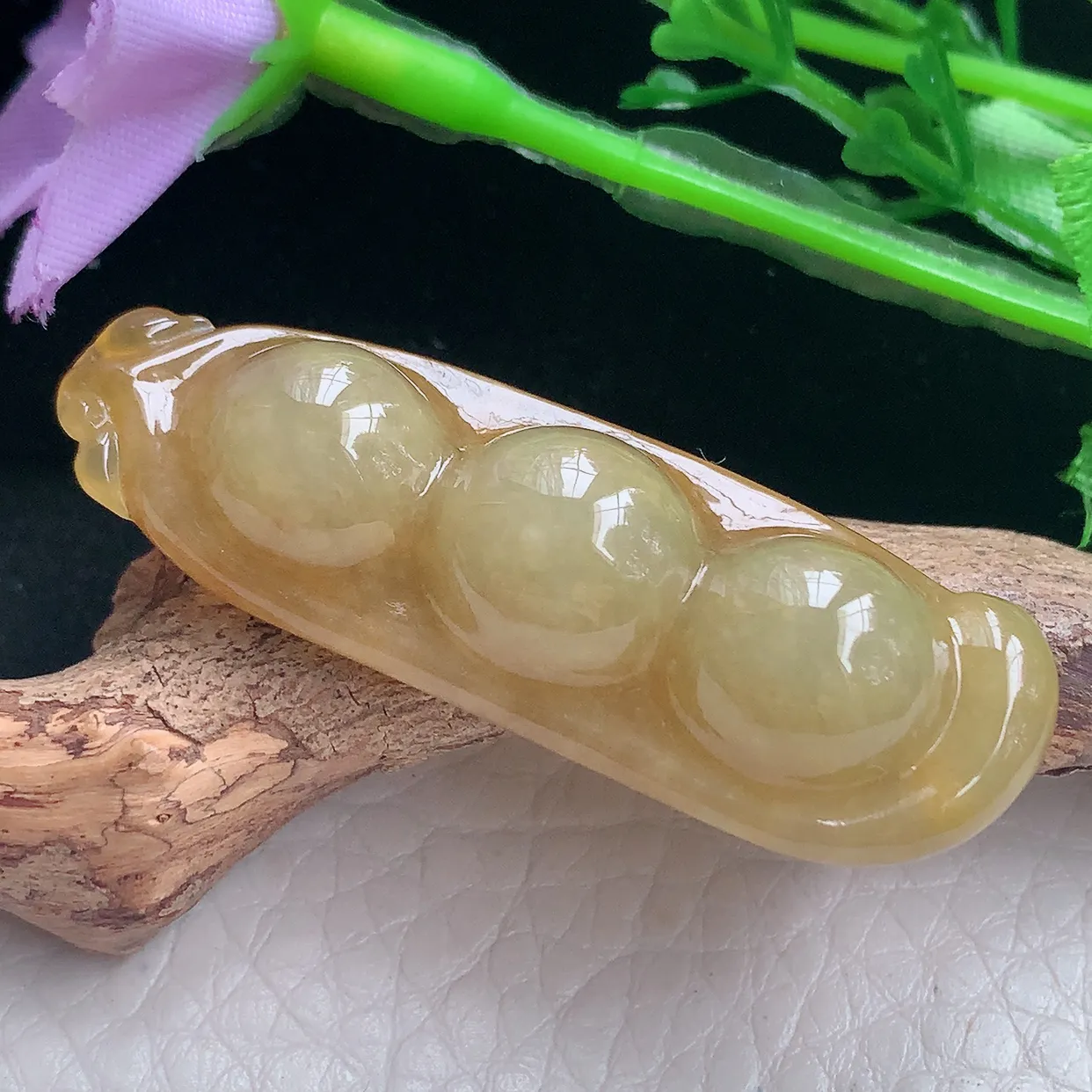 Lz实拍46*15.8*9.5天然翡翠a货黄翡四季豆玉坠 饱满平安福豆连中三元豆荚