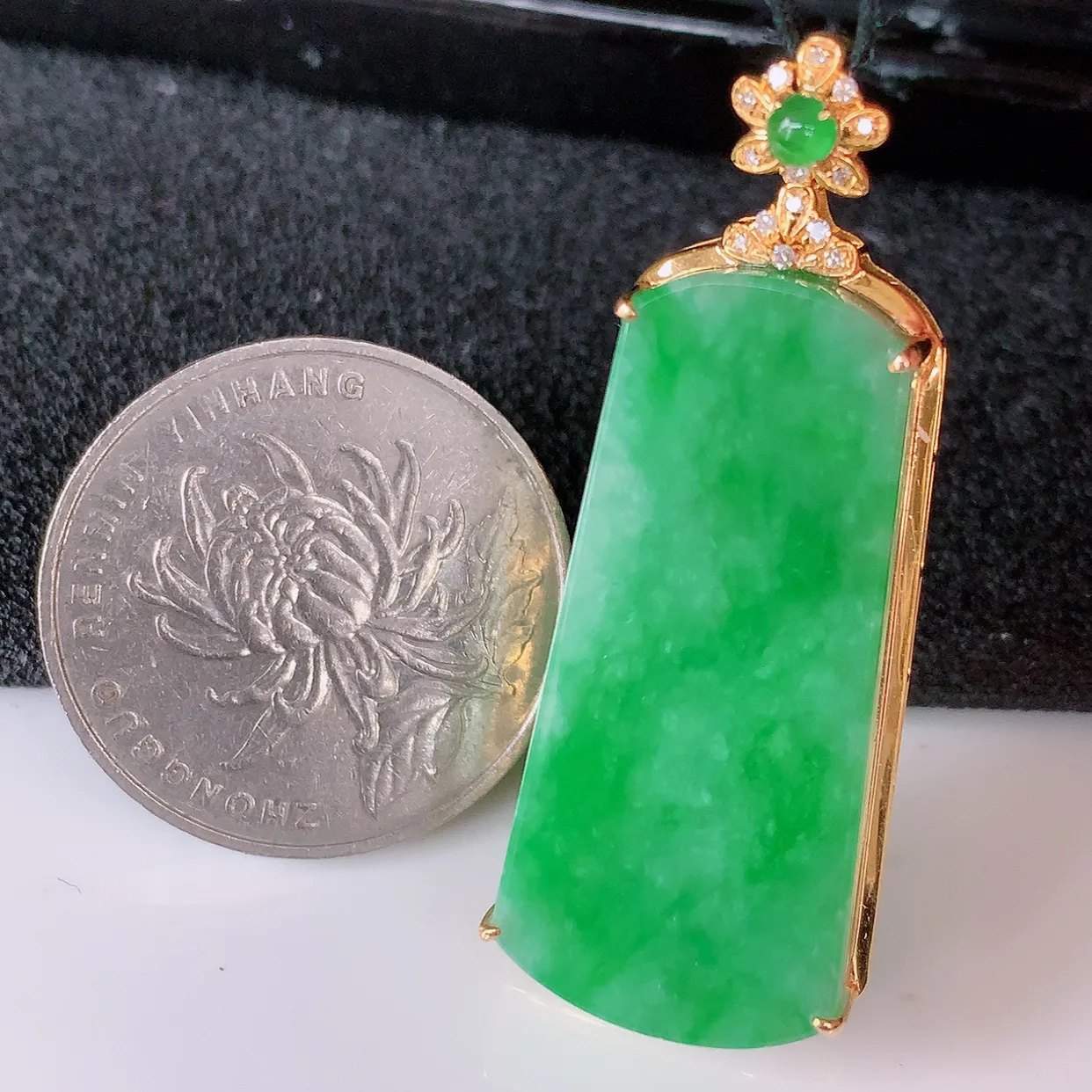 自然光实拍，18K金镶嵌水润飘绿翡翠平安无事牌吊坠，平平安安，无事牌翠色灵动，佩戴平安时尚！#00.20整体43.5*17.5*6.8裸石33*15.5