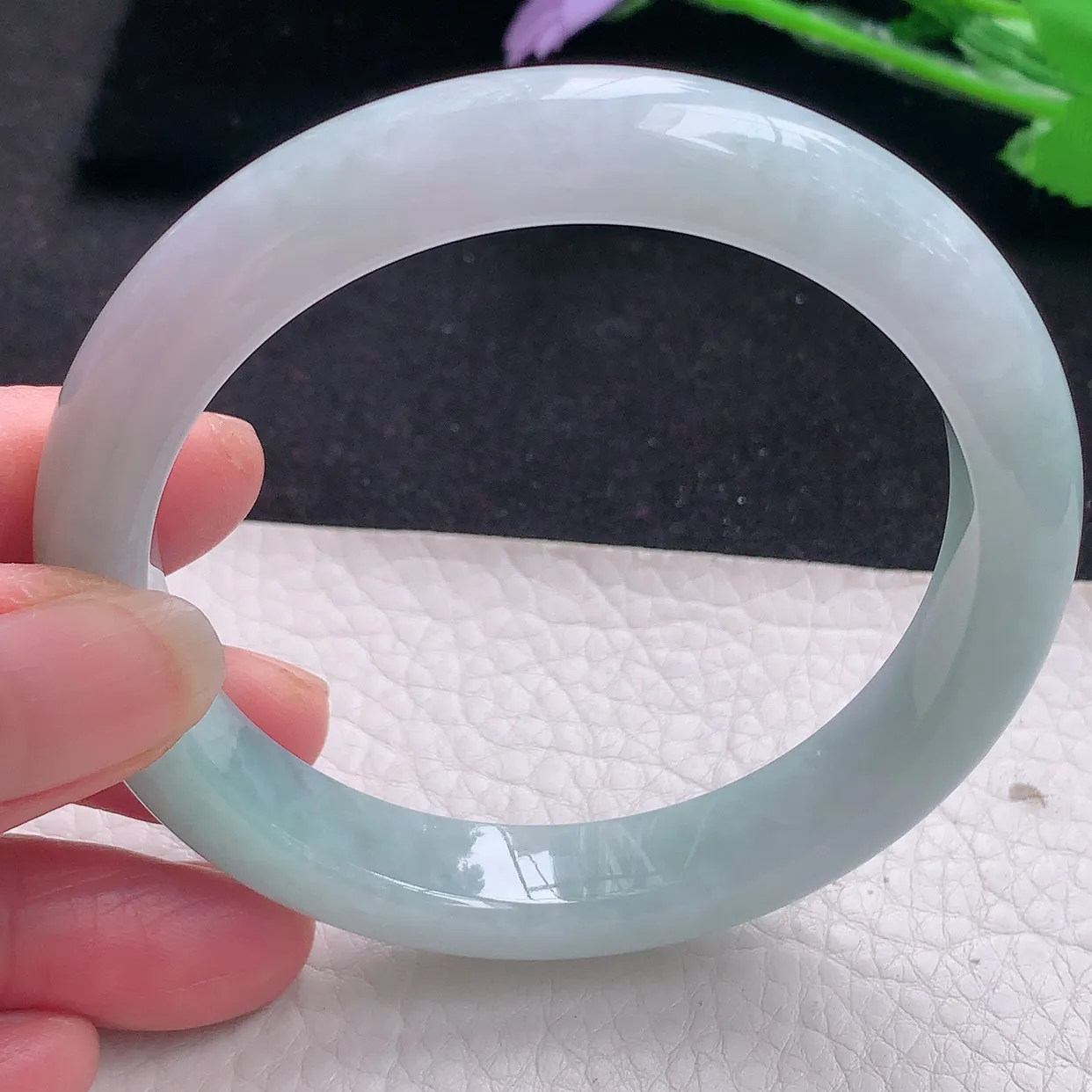 n自然光58*11*8.3平安镯 翡翠A货玉手镯浅绿清新宽边玉手环