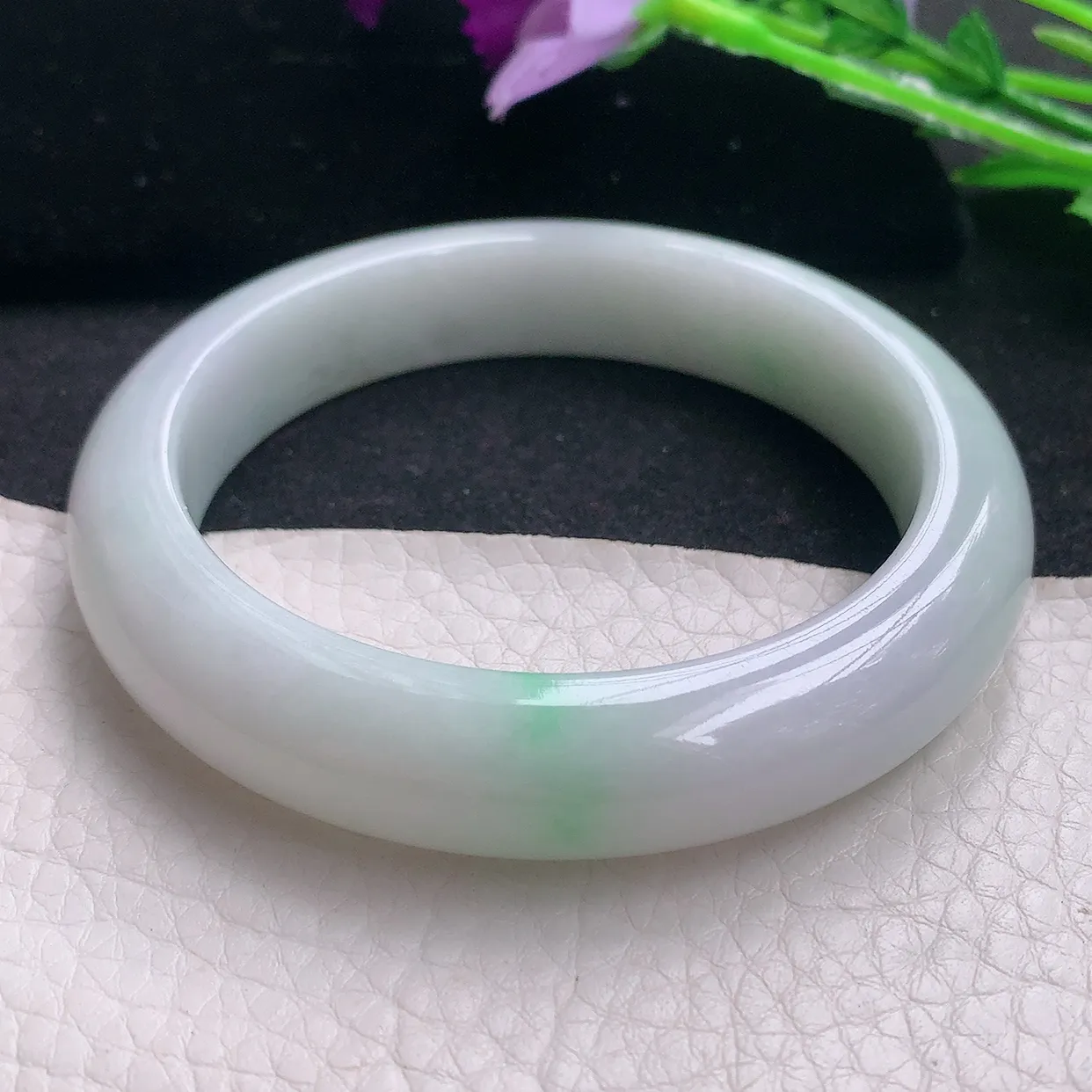 xx自然光57.5*13*9平安镯 翡翠A货水润飘绿宽边玉手镯玉手环