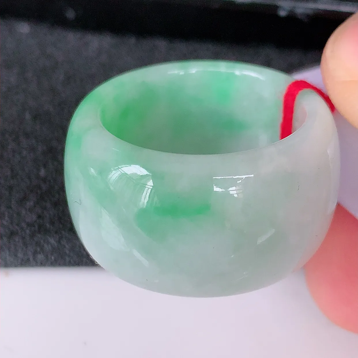 自然光实拍，20.2mm内径飘绿翡翠扳指，冰润指环，玉扳指，戒指，财源滚滚，玉质细腻起胶，24圈口，种水好！#39.20尺寸20.2*15-4.2