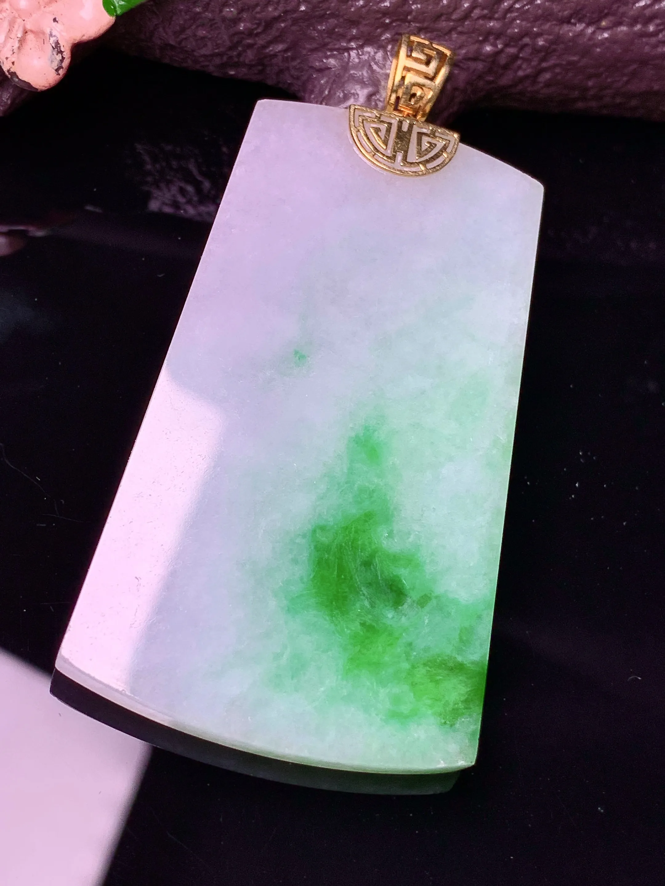 18k金镶嵌飘绿无事牌吊坠 玉质细腻 色泽清新艳丽 整体尺寸60.3*30.6*3.5