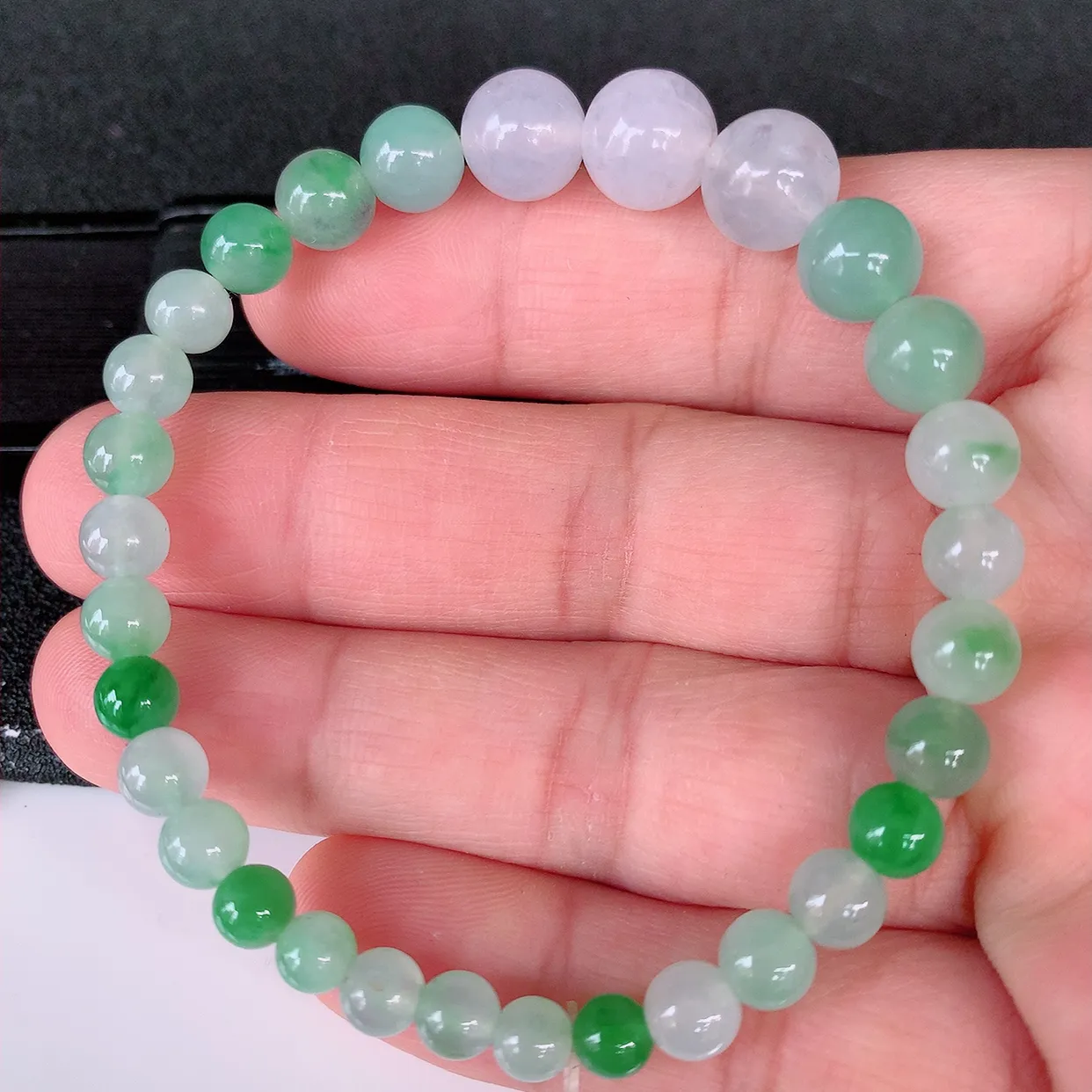 自然光实拍，冰种飘绿翡翠手串手链，种老水足，冰清玉润  颜色漂亮  #001.1取一尺寸9.6*5.