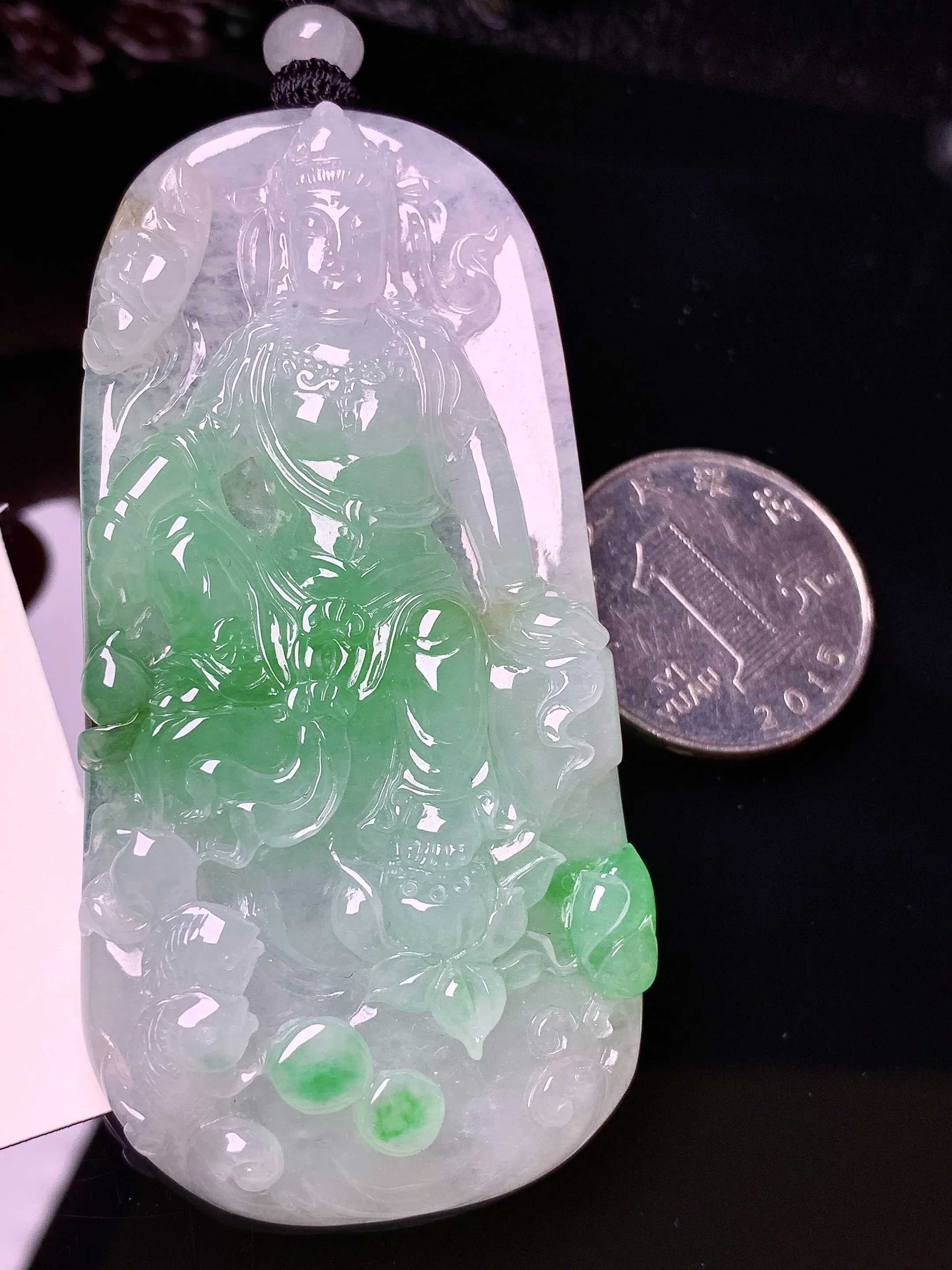 飘绿莲花观音菩萨吊坠 玉质细腻 色泽清新艳丽 整体尺寸71.2*35.8*8.5