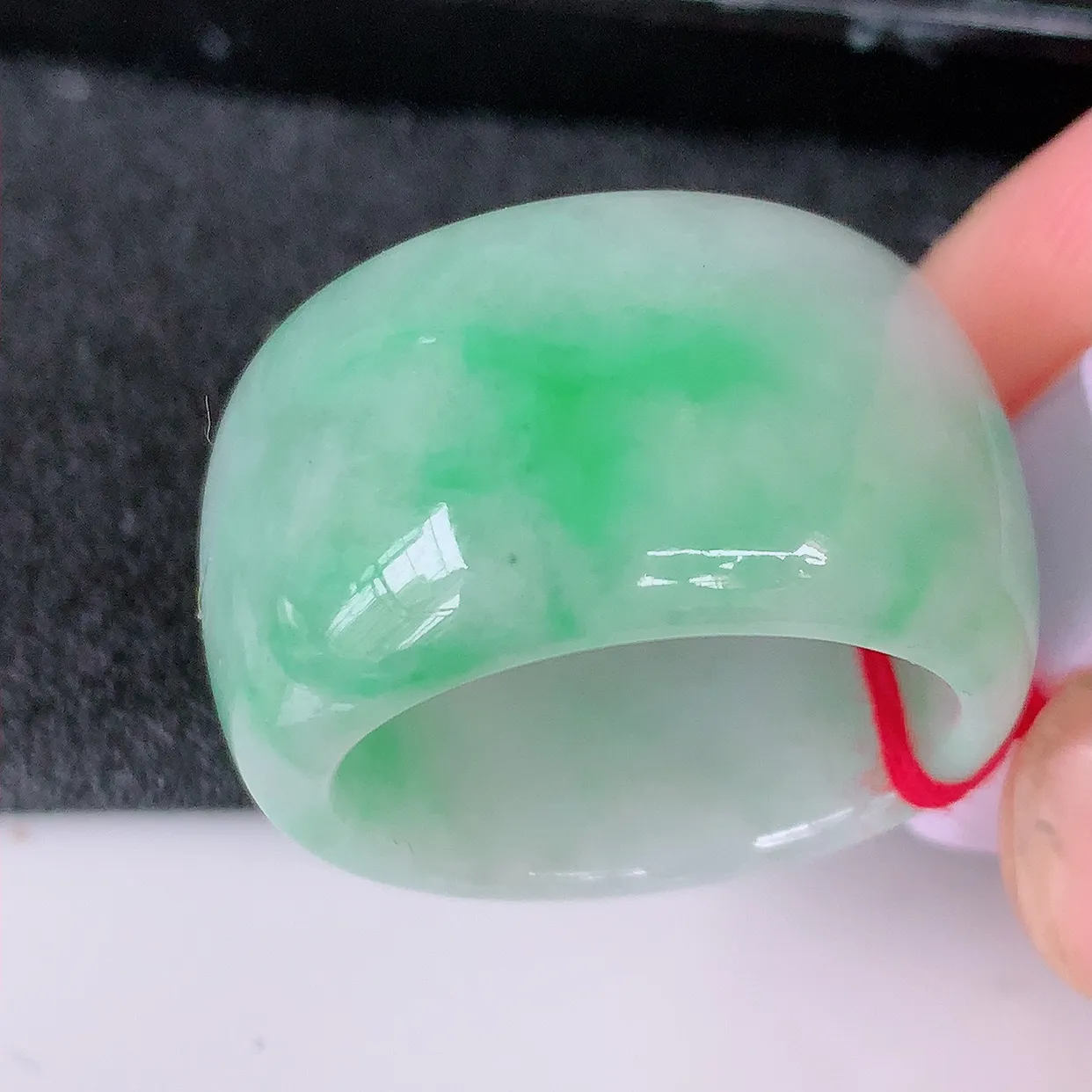 自然光实拍，20.2mm内径飘绿翡翠扳指，冰润指环，玉扳指，戒指，财源滚滚，玉质细腻起胶，24圈口，