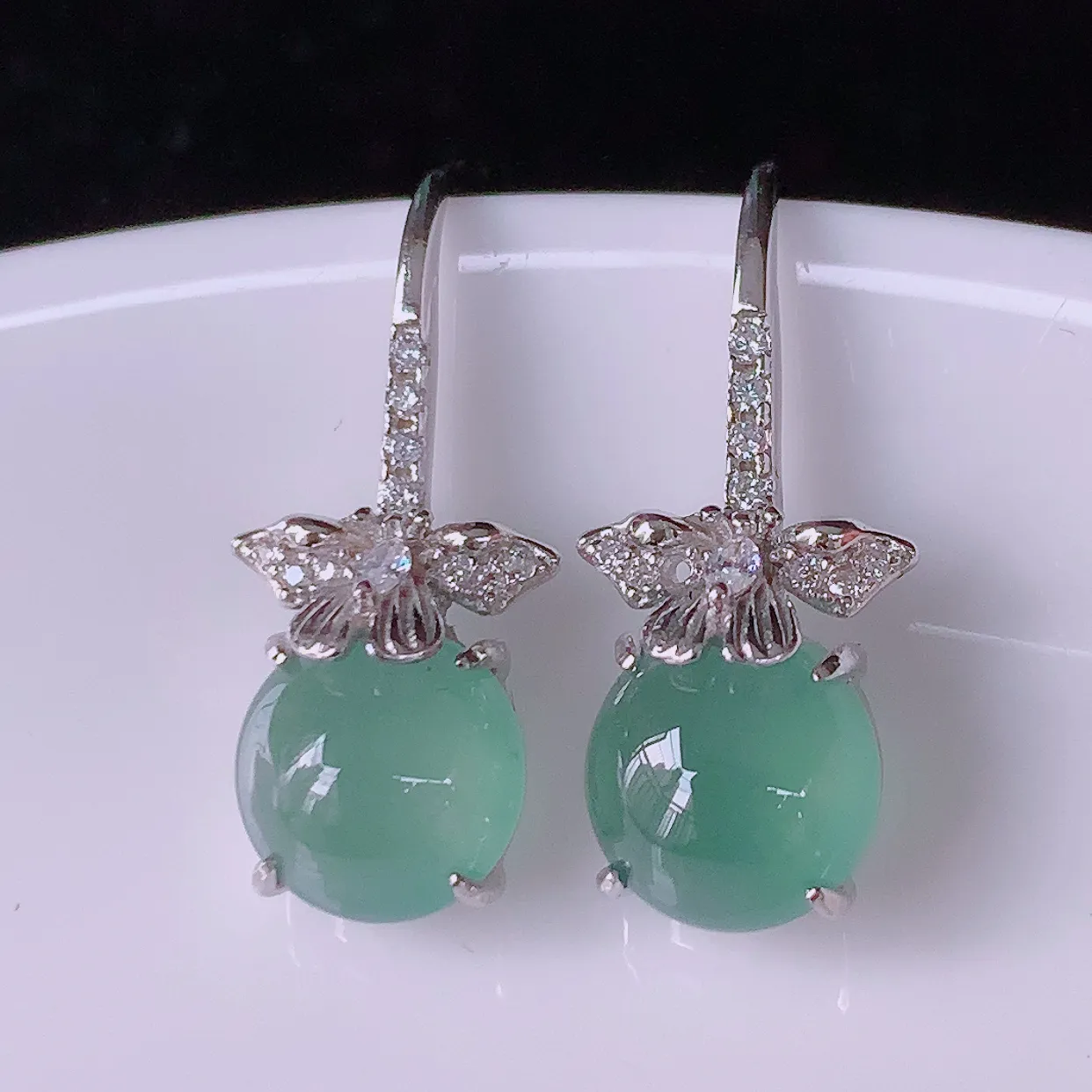 冰透满绿翡翠925银镶嵌耳坠，自然光实拍，翠色灵动，颜色漂亮，种老水足，品相佳，佩戴佳品！#97.2