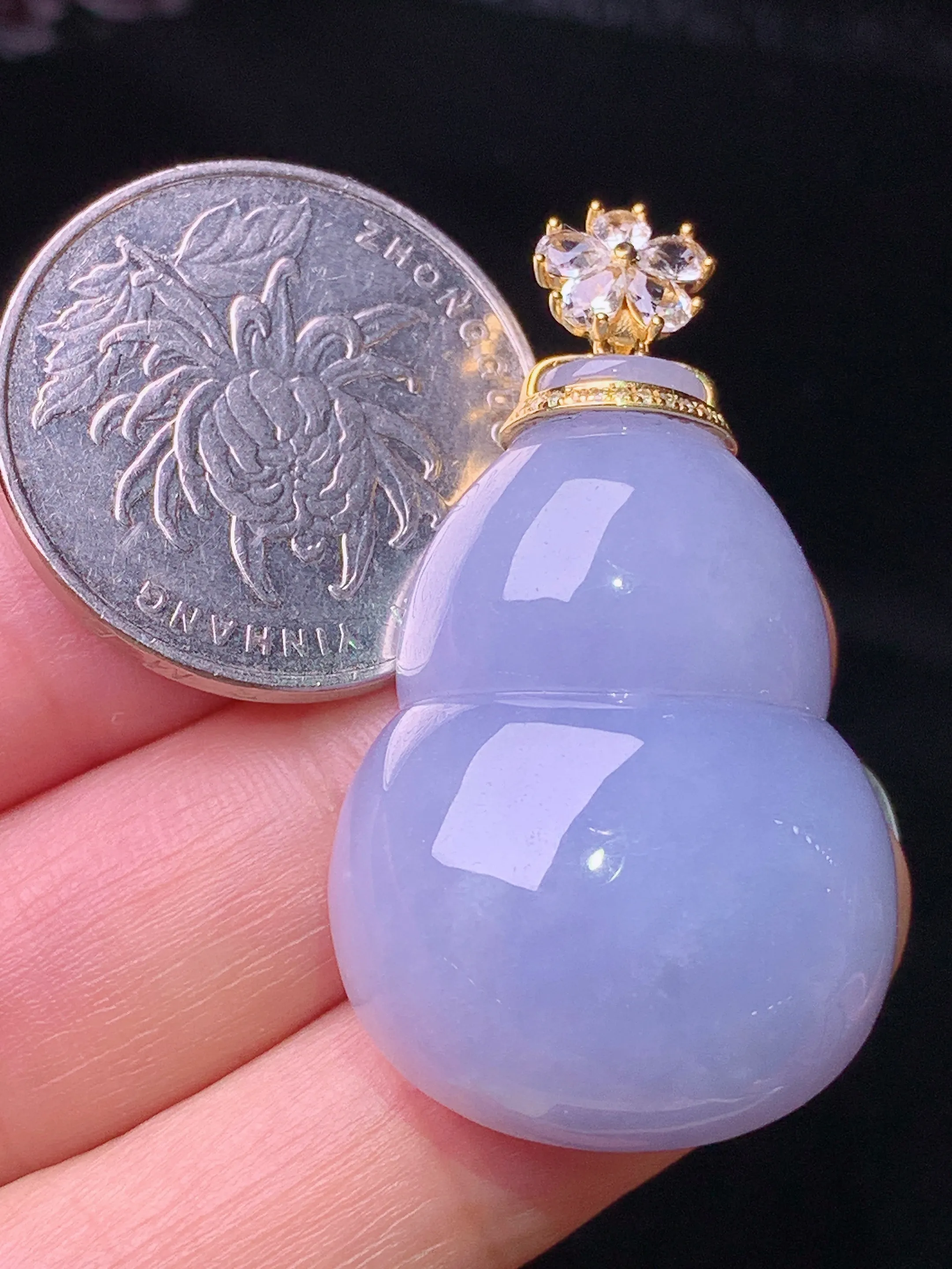 18k金钻镶嵌紫罗兰葫芦吊坠 玉质细腻 色泽清新艳丽 整体尺寸40.8*23.5*11.2