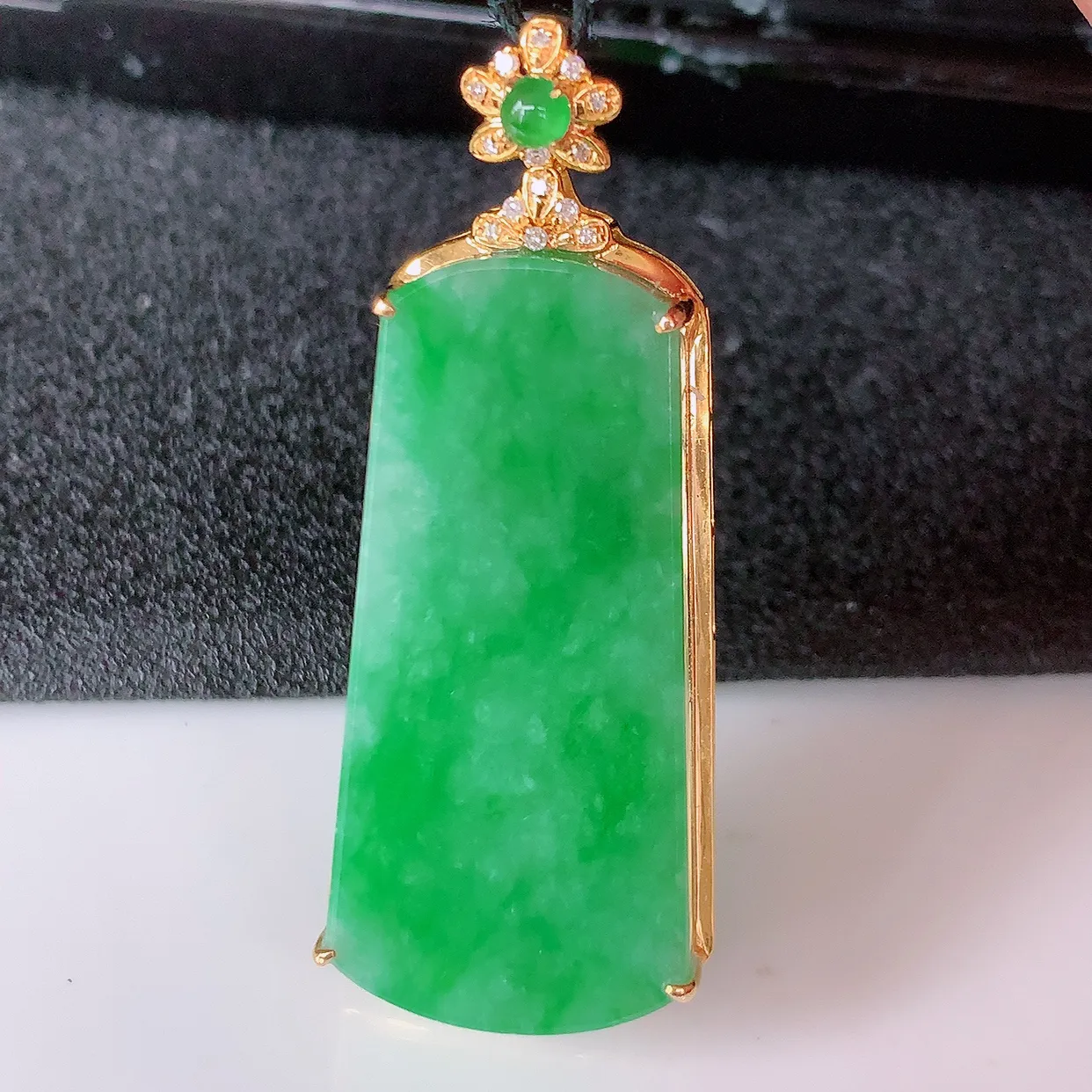 自然光实拍，18K金镶嵌水润飘绿翡翠平安无事牌吊坠，平平安安，无事牌翠色灵动，佩戴平安时尚！#00.20整体43.5*17.5*6.8裸石33*15.5