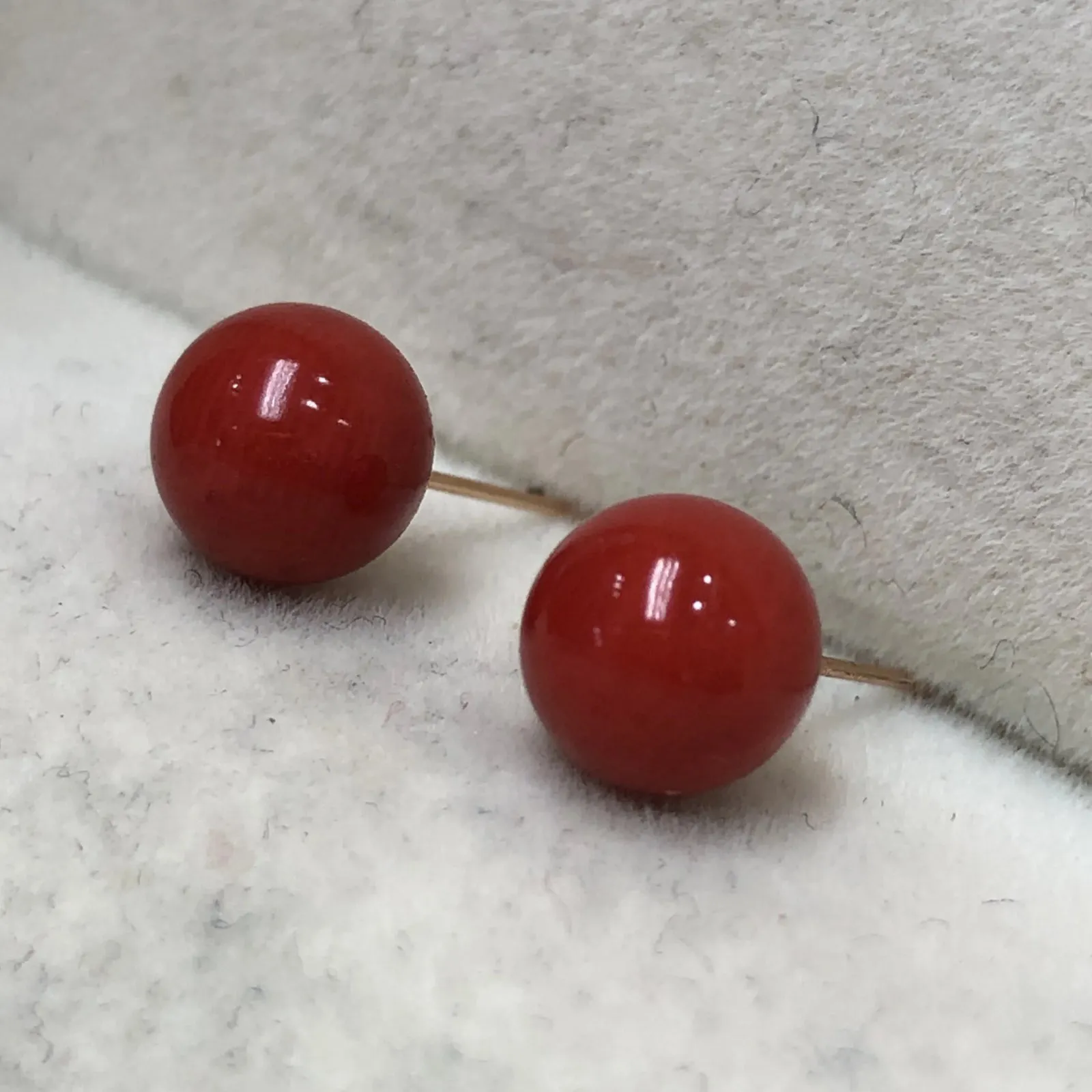 【天然深红珊瑚小7mm圆珠耳钉】天然无添加无优化，深红色，意大利沙丁材料！裸石尺寸6.7*6.7*6.7mm,18k金针，裸石重量约为0.9克。简单精致款！珊瑚材料稀少不可再生，通常说的“千年珊瑚万年的红”是它的真实写照！珊瑚自古被佛教视为珍宝，深海里千年生长的有生命宝石，有灵性，气场强大，佩戴者更有佛性，更有佛缘！