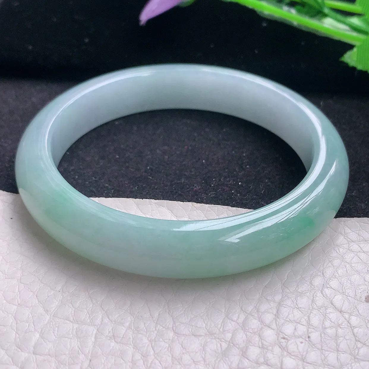 n自然光57*11.3*8.2平安镯 翡翠A货玉手镯胶感飘绿宽边玉手环