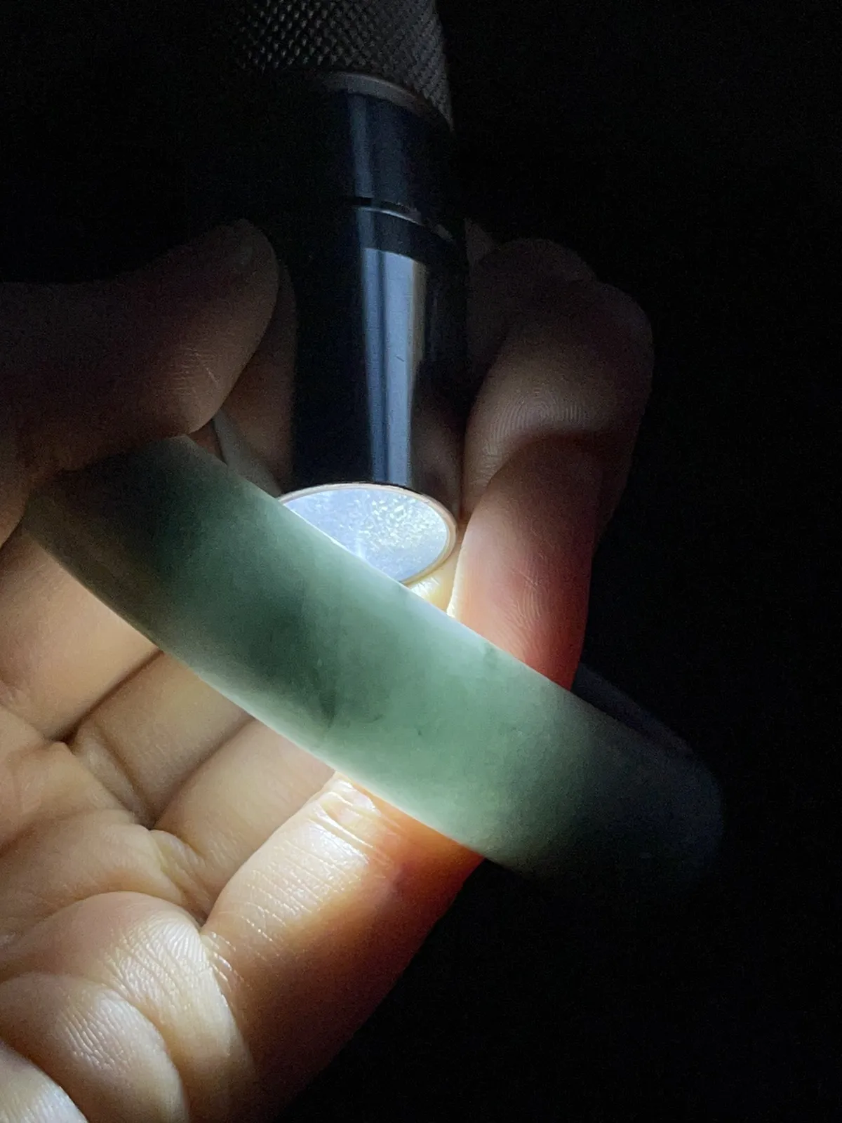 正圈57.2圈口，翡翠手镯，种老肉细，飘三抹绿花灵动漂亮