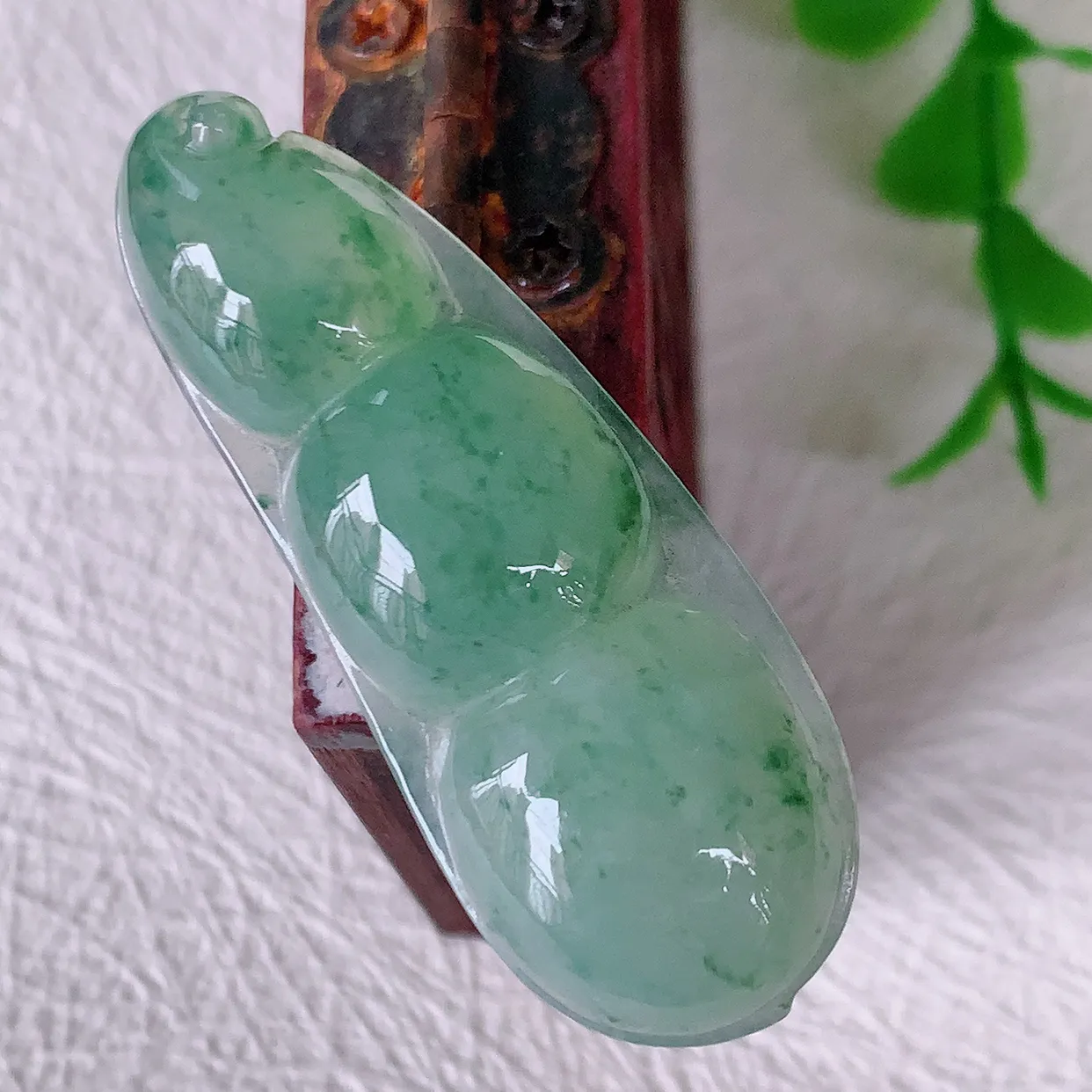 自然光实拍，冰种飘花翡翠福豆吊坠，寓意“四季平安，福气满满”胶感十足，饱满，佩戴效果优雅迷人！#24.20