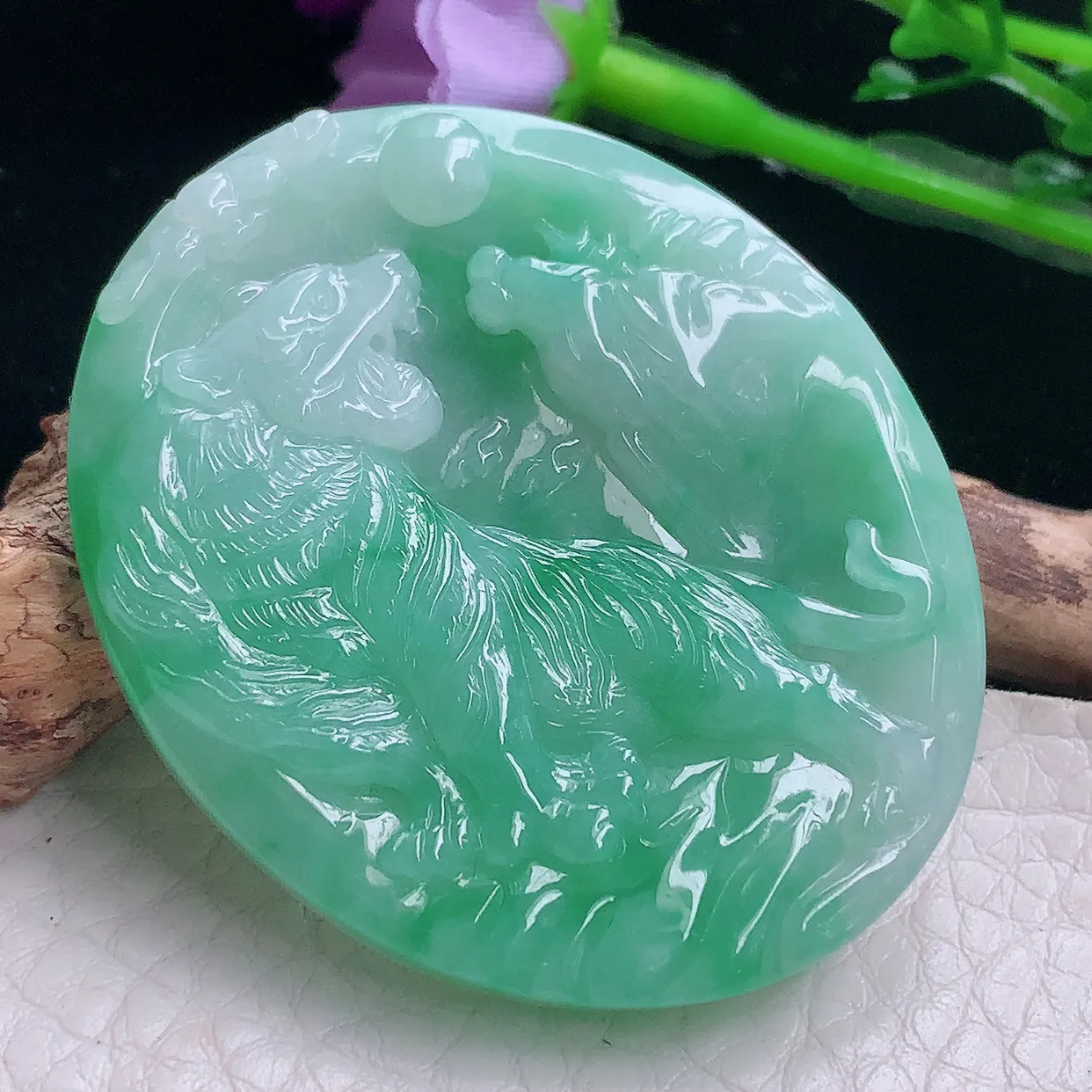 Ktj实拍47.8*40*5.6天然翡翠a货生肖老虎吊坠浅绿精雕上山虎玉坠 虎虎生威