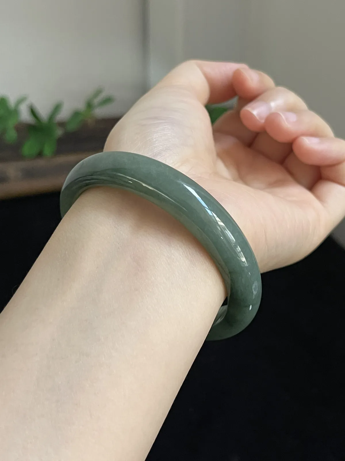 正圈56.5圈口，翡翠糯化种淡绿色手镯
