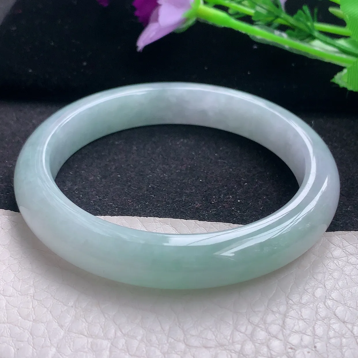 n自然光58*11*8.3平安镯 翡翠A货玉手镯浅绿清新宽边玉手环