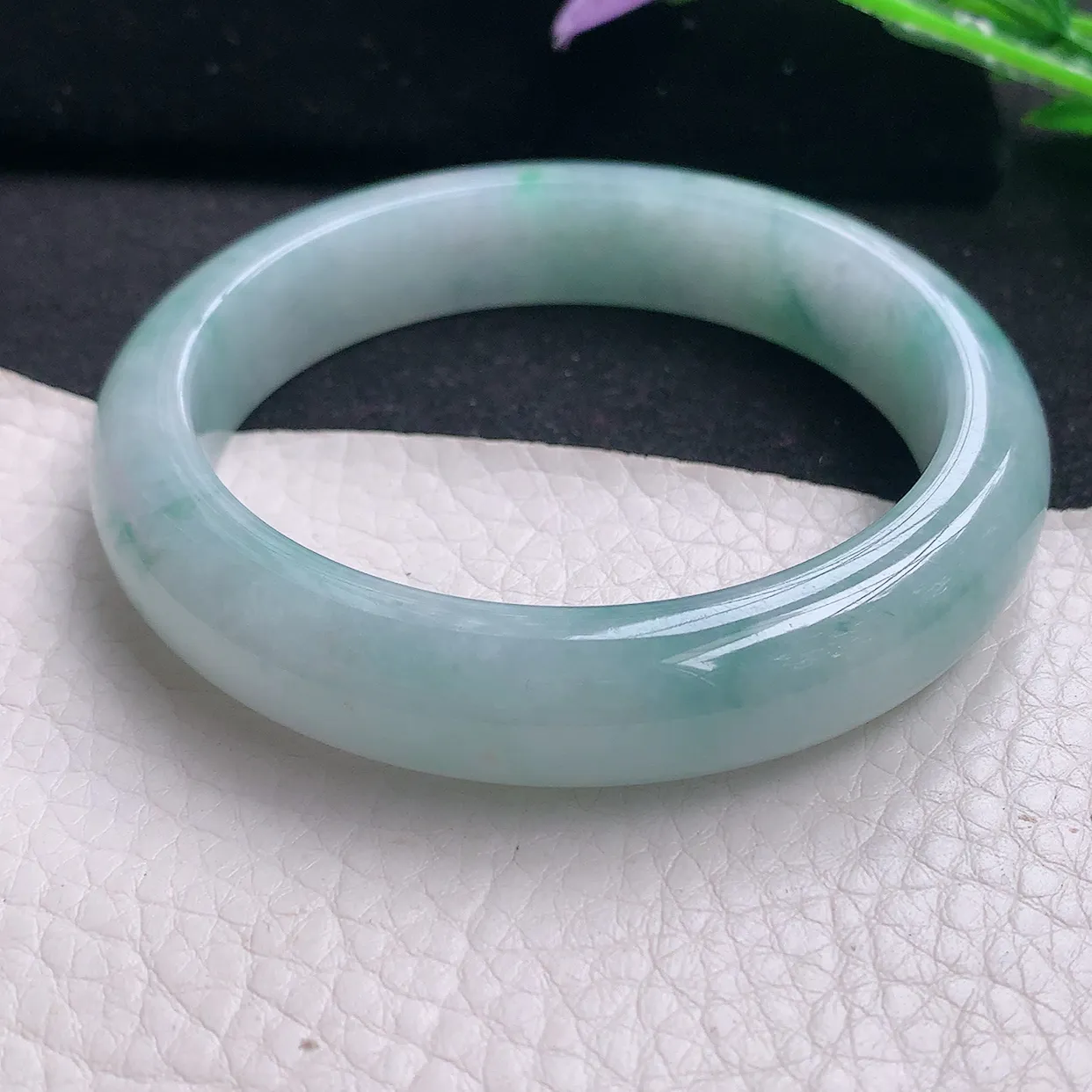 ee自然光58*13.6*8.5平安镯 缅甸翡翠A货飘绿宽边玉手镯玉手环