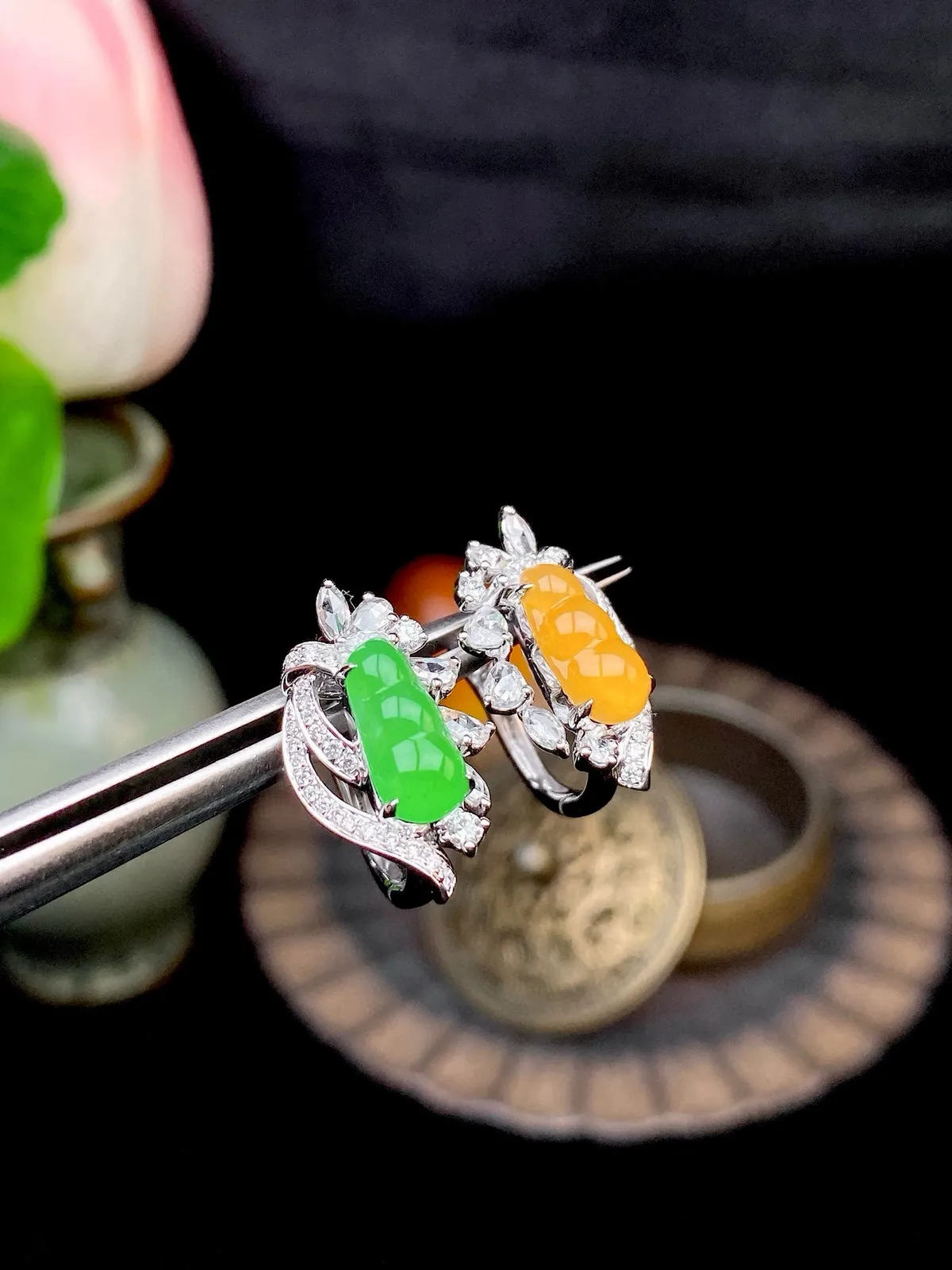 【冰种满绿+黄翡福豆耳钉】种水上乘，阳绿色泽，纯净通透，收藏品质，18k金钻豪华镶嵌，裸石尺寸10*