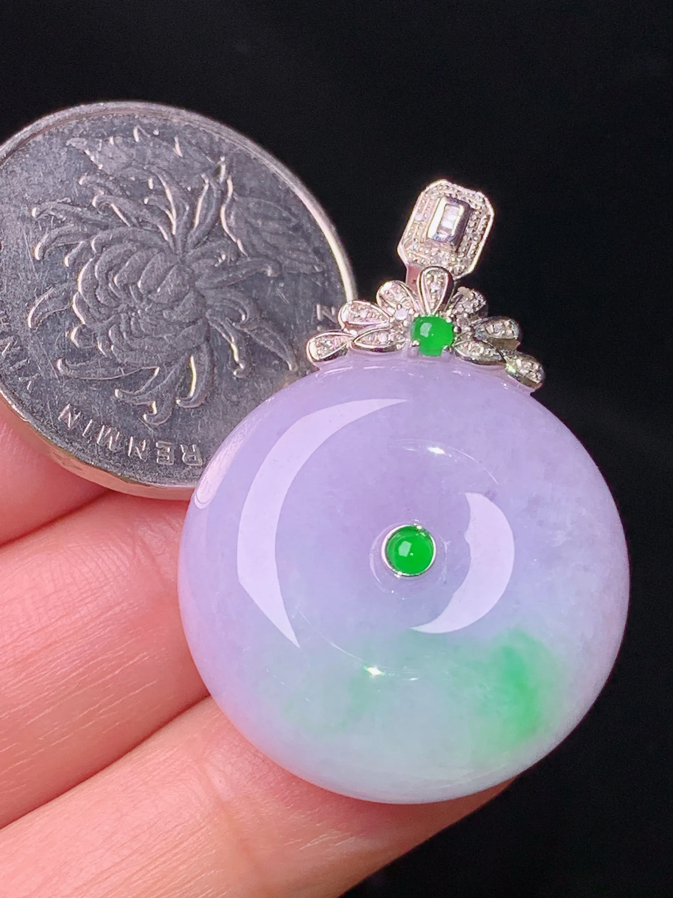 18k金钻镶嵌淡春彩平安扣吊坠 玉质细腻 色泽清新艳丽 整体尺寸35*24.3*12.5