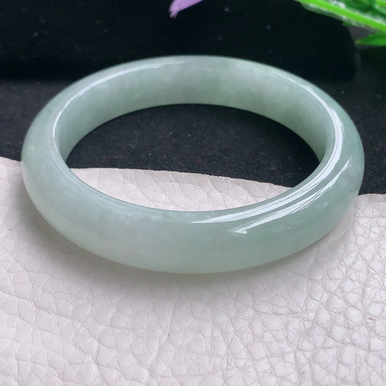 xx自然光54*11.3*8平安镯 翡翠A货水润浅绿宽边玉手镯玉手环