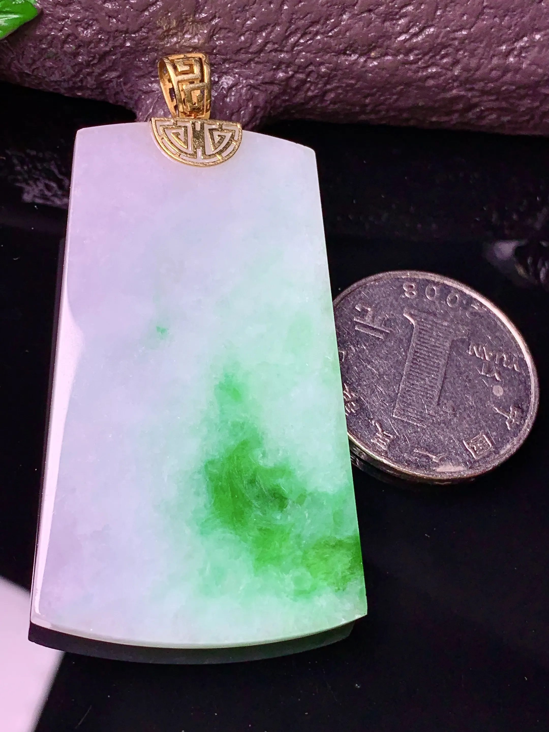 18k金镶嵌飘绿无事牌吊坠 玉质细腻 色泽清新艳丽 整体尺寸60.3*30.6*3.5