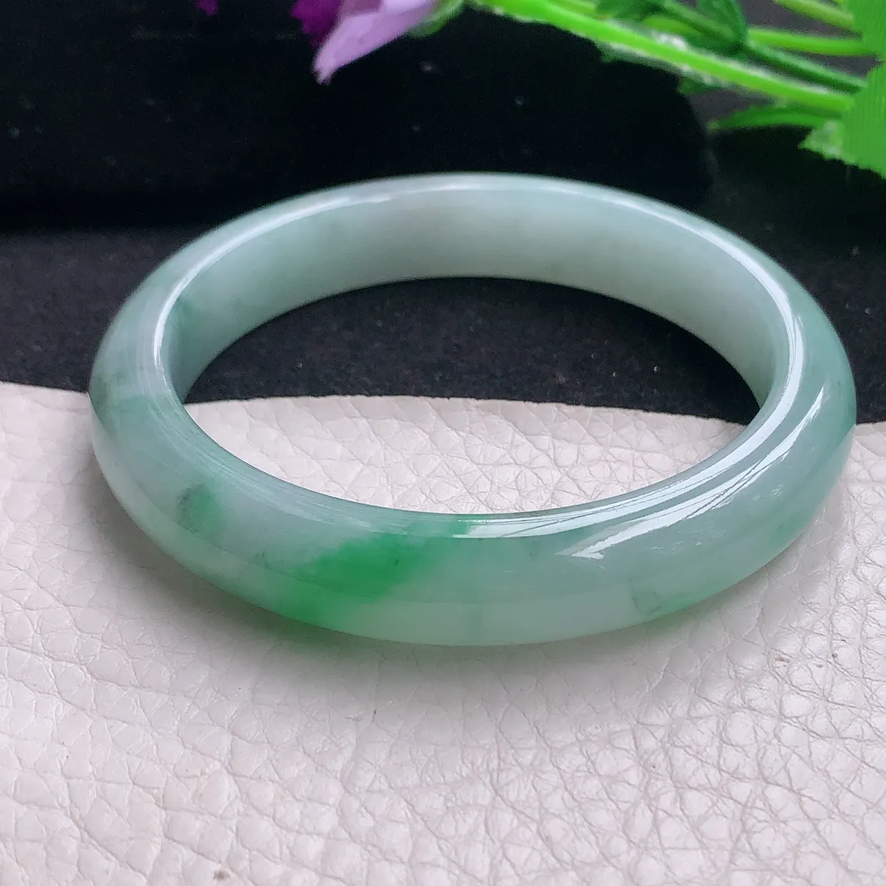 xx自然光56.5*11*8平安镯 翡翠A货飘绿宽边玉手镯玉手环