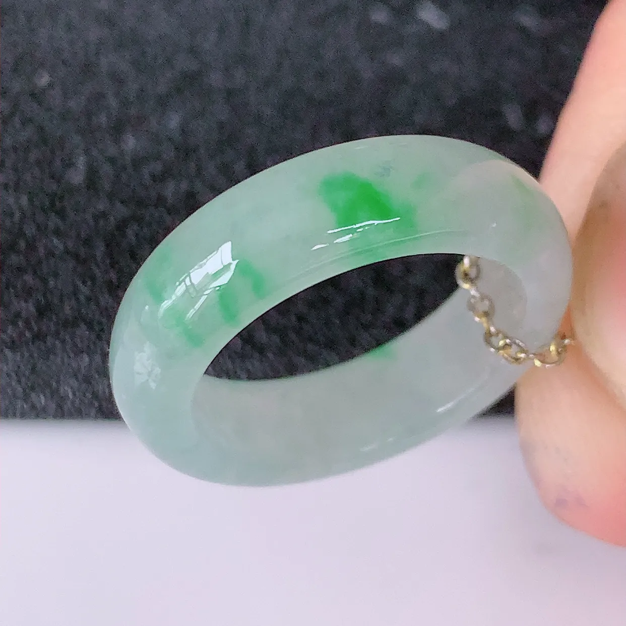 自然光实拍，16.6mm内径冰种飘绿翡翠指环，玉戒指，玉质莹润，好精美好冰润的指环，13圈口，上手纤巧！#1.20尺寸16.6*5.6*3.2mm