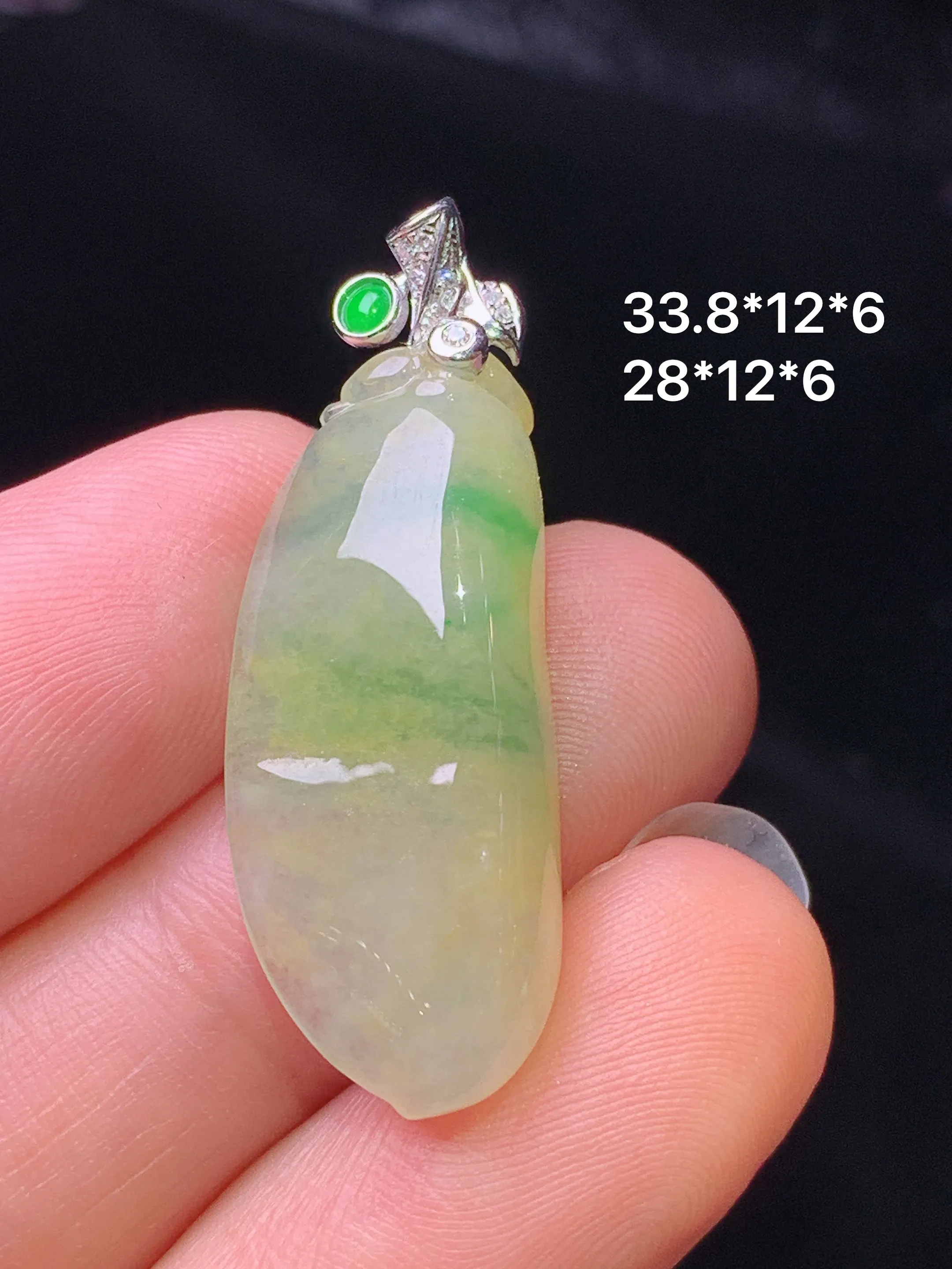 18k金钻镶嵌飘绿黄翡福瓜吊坠 玉质细腻 色泽清新艳丽 整体尺寸33.6*12*6