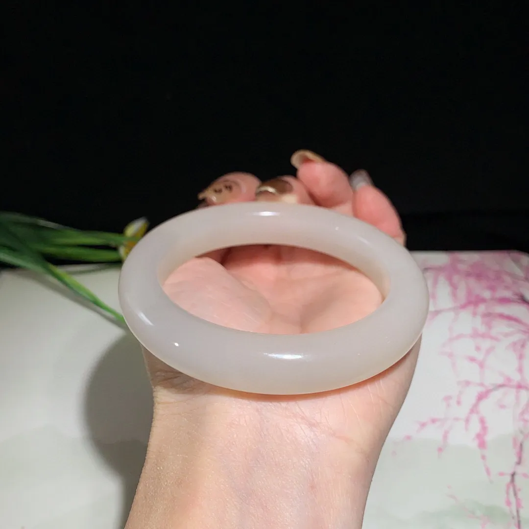 和田玉59圈口藕粉色手镯！玉质细腻油润 底色纯净 无裂无杂 脂粉好，品质好！