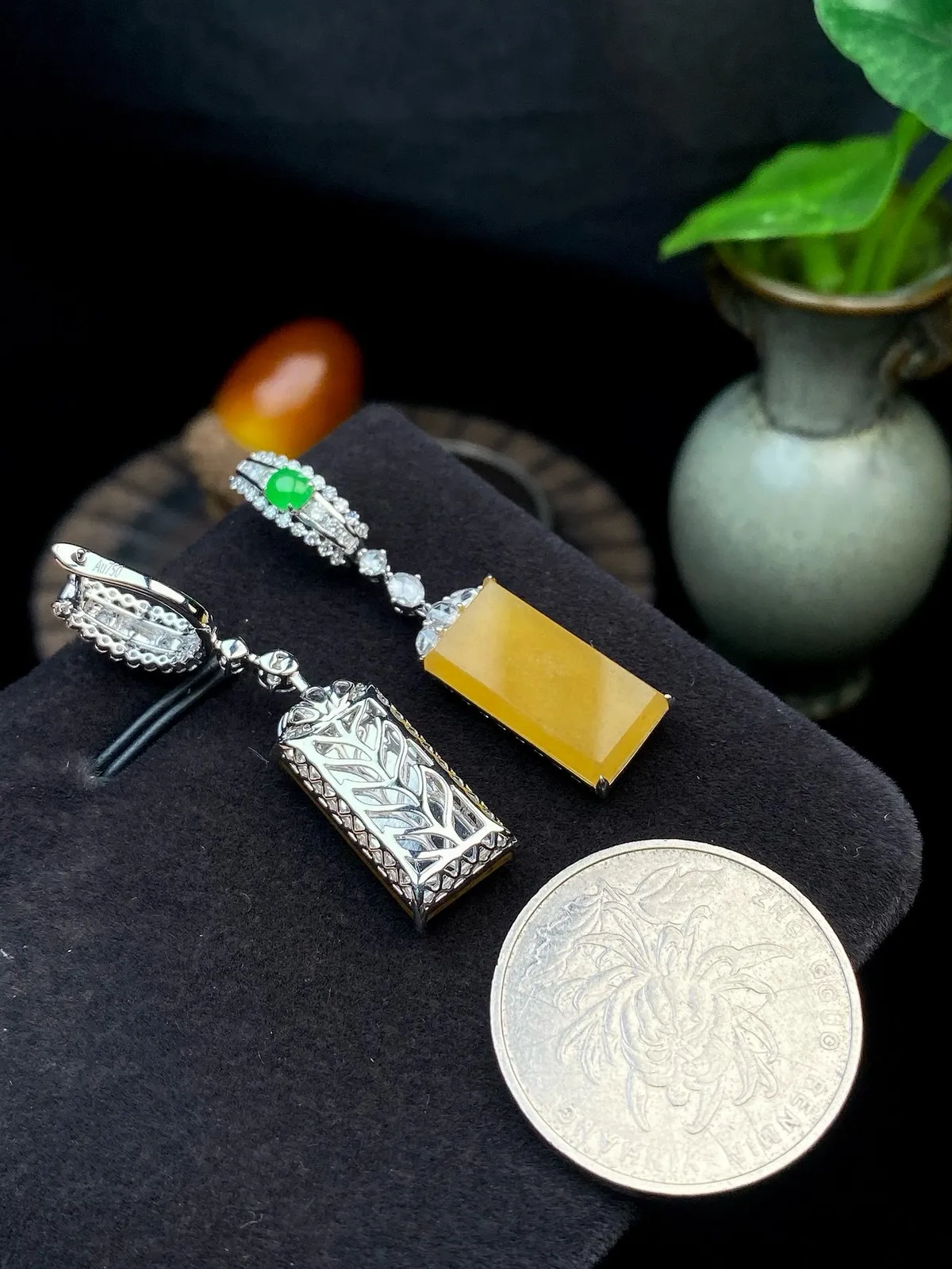 【冰种黄翡无事牌耳坠】质地细润，起刚起荧光，18K金钻镶嵌，裸石尺寸17.2*8.8*3.6毫米