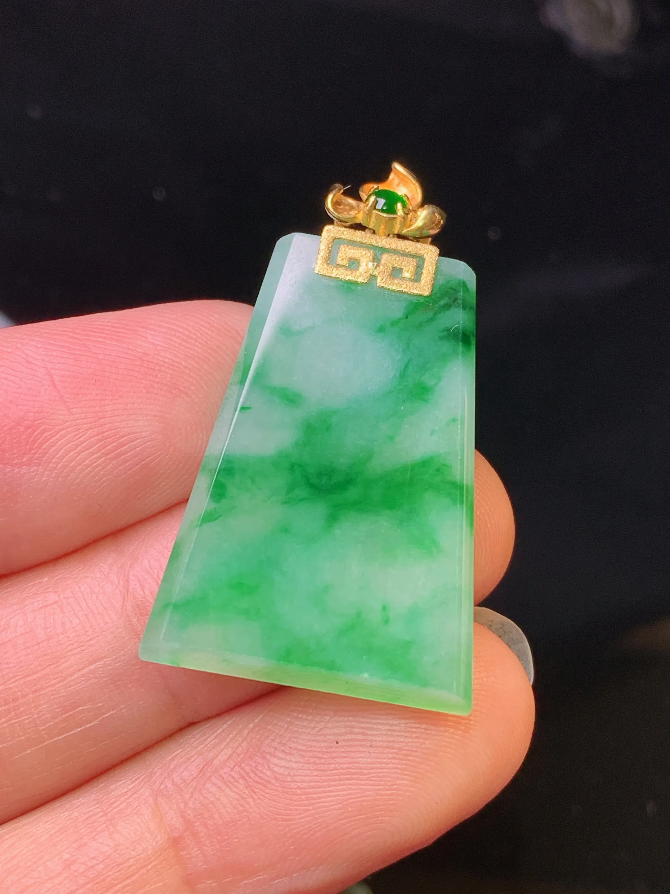 18k金镶嵌飘绿无事牌吊坠 玉质细腻 色泽清新艳丽 整体尺寸36*19.5*3.8