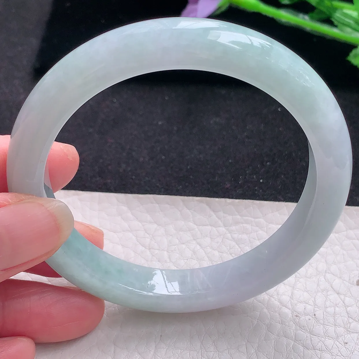 n自然光58*11*8.3平安镯 翡翠A货玉手镯浅绿清新宽边玉手环