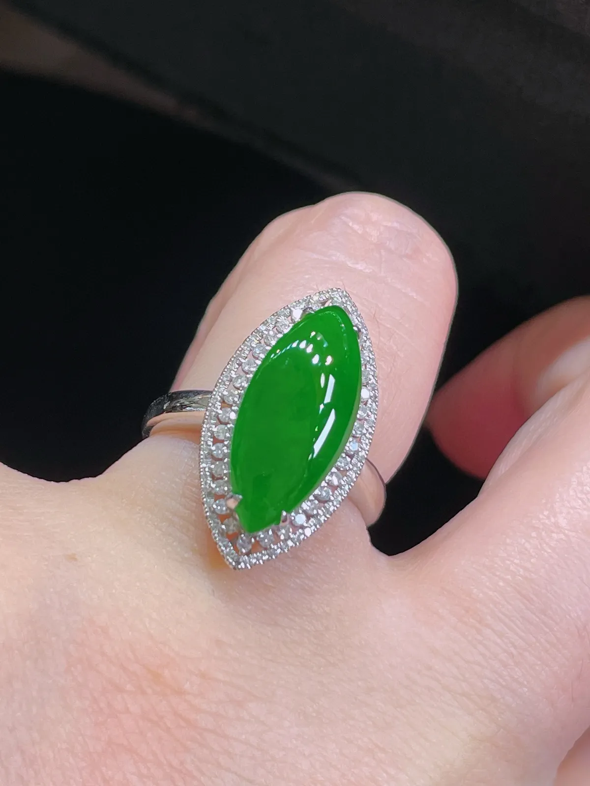 满绿马眼戒指 水色极好
整体尺寸22.3/11.8/7.9