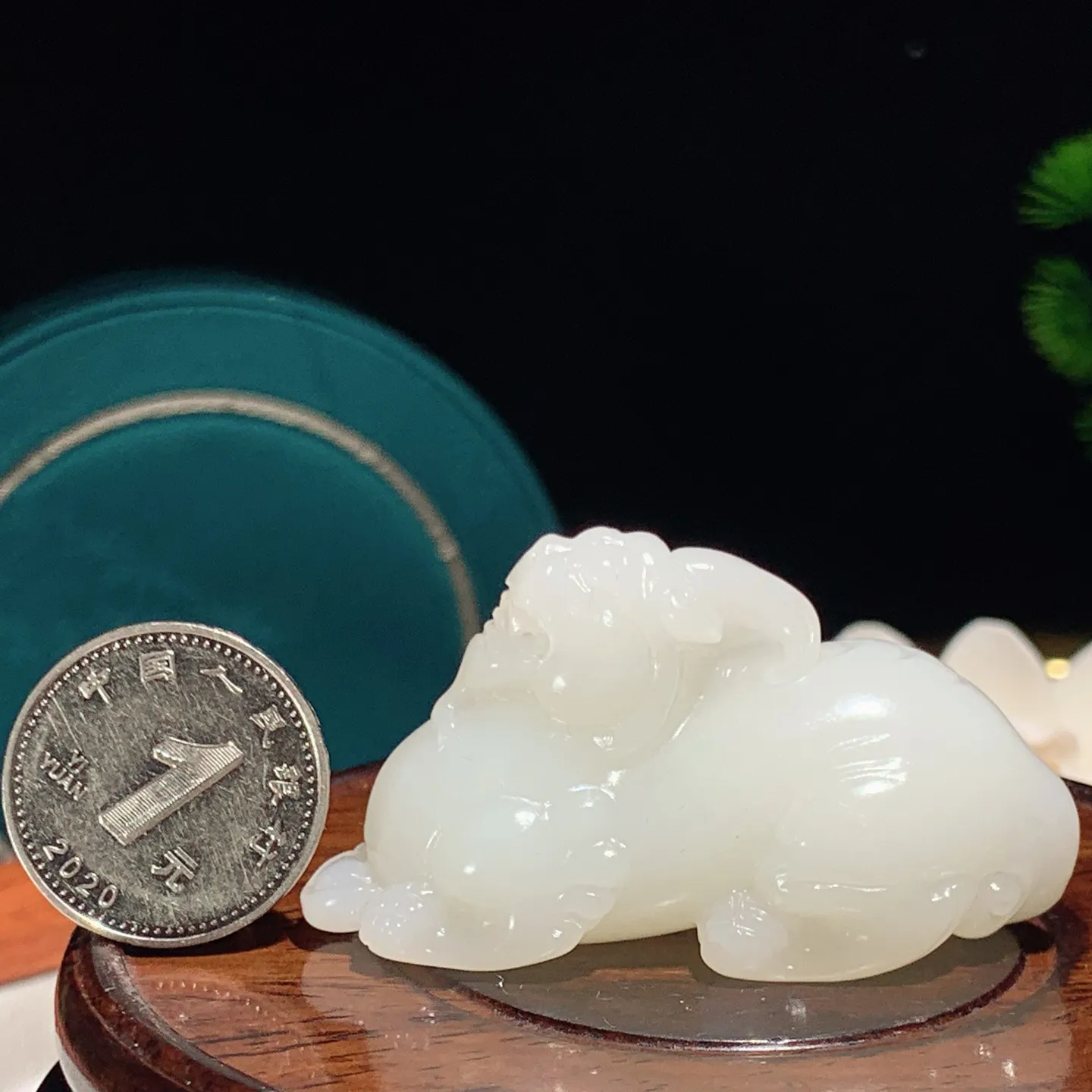 和田玉白玉羊脂白招财进宝貔貅挂件。尺寸54/24/29重41克。玉质细腻油润。手推出油。佩戴高端典雅。lt251220